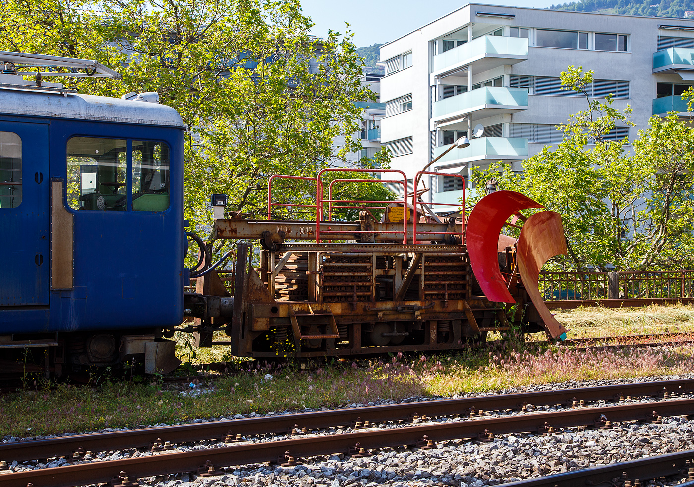 Der MOB Schneepflug X 12 vor dem Triebwagen BDe 4/4 3006 wartet am 26 Mai 2023 in Vevey noch auf Schnee.

Der Schneepflug wurde 1964 in den Werkstätten der MOB auf ein altes SWS Drehgestell (vom B4 48) aufgebaut. 

Der doppelseitige Pflugkeil lässt sich hydraulisch heben. Beidseitig ausklappbare Zusatzflügel. Der Pflug wird während der Fahrt nicht bedient, er kann aber gehoben und gesenkt werden. Um auf das hohe Gewicht von 12 t (6t Achsdruck)  zu kommen, sind liegen geschichtet in zwei Boxen etliche Schienenstücke (Ballast 6,2 t). Im Jahr 2014 beikam der Pflug neue elektrische Anschlüsse, Hydraulikleitung und Hydraulikzylinder.

TECHNISCHE DATEN:
Hersteller/ Erbauer: MOB
Spurweite: 1.000 mm
Anzahl der Achsen: 2 
Länge über Puffer: 4.520 mm (bzw. 5.610 mm über Pflugkeil)
Breite: 2.800 mm
Achsabstand: 2.300 mm
Laufraddurchmesser: 750 mm (neu)
Eigengewicht: 12t
V max: 50 km/h
Max Schneeräum Höhe / Breite: 1.150 mm / 3.400 mm

Quellen: x-rail.ch