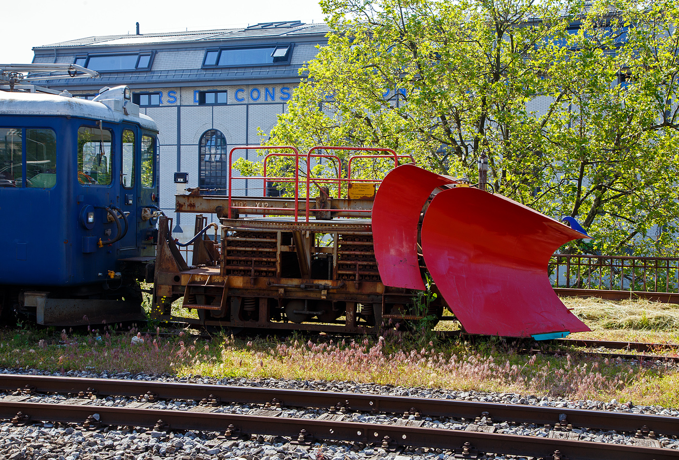 Der MOB Schneepflug X 12 vor dem Triebwagen BDe 4/4 3006 wartet am 26 Mai 2023 in Vevey noch auf Schnee.

Der Schneepflug wurde 1964 in den Werkstätten der MOB auf ein altes SWS Drehgestell (vom B4 48) aufgebaut. 

Der doppelseitige Pflugkeil lässt sich hydraulisch heben. Beidseitig ausklappbare Zusatzflügel. Der Pflug wird während der Fahrt nicht bedient, er kann aber gehoben und gesenkt werden. Um auf das hohe Gewicht von 12 t (6t Achsdruck)  zu kommen, sind liegen geschichtet in zwei Boxen etliche Schienenstücke (Ballast 6,2 t). Im Jahr 2014 beikam der Pflug neue elektrische Anschlüsse, Hydraulikleitung und Hydraulikzylinder.

TECHNISCHE DATEN:
Hersteller/ Erbauer: MOB
Spurweite: 1.000 mm
Anzahl der Achsen: 2 
Länge über Puffer: 4.520 mm (bzw. 5.610 mm über Pflugkeil)
Breite: 2.800 mm
Achsabstand: 2.300 mm
Laufraddurchmesser: 750 mm (neu)
Eigengewicht: 12t
V max: 50 km/h
Max Schneeräum Höhe / Breite: 1.150 mm / 3.400 mm

Quellen: x-rail.ch
