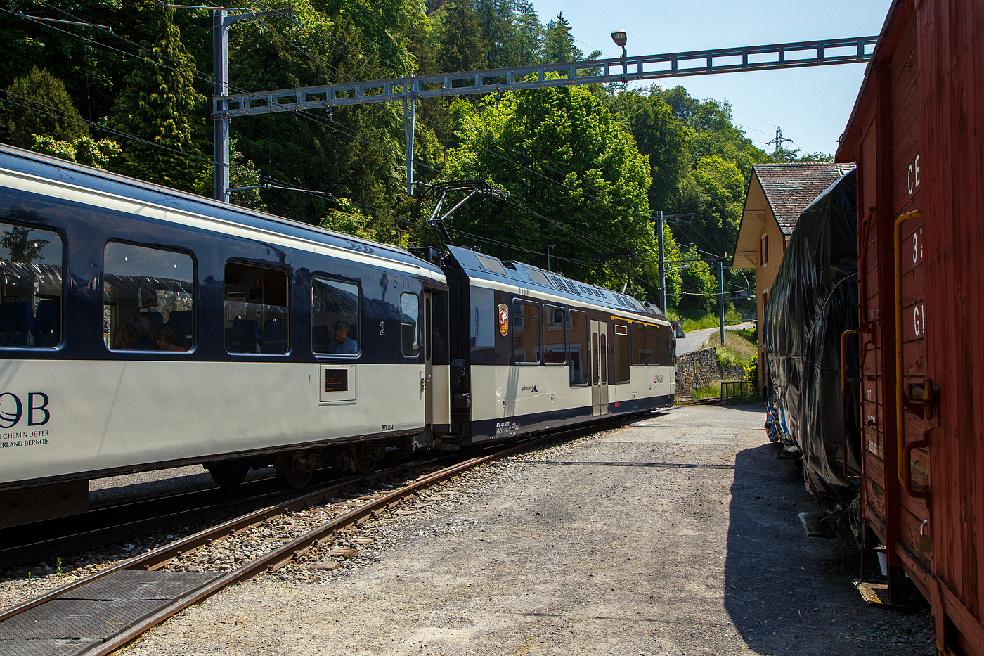 Der MOB vierachsige 2. Klasse Personenwagen mit Gepäckabteil BD 204, ex B 204, ex A 81 II, am 27.05.2023 im Zugverband im Bahnhof Chamby.

Die MOB (Montreux Oberland Bernois / Montreux-Berner Oberland-Bahn) haben ihr Rollmaterial immer wieder umgebaut. Bei den Wagen B203 sowie BD 204-206 handelt es sich bereits um den zweiten Umbau im Jahre 1995 aus Plattformwagen, die ihrerseits 1972 auf alten Untergestellen entstanden sind.

Im Jahr 1911 wurde der A 81 mit verblechten Holzkasten und offenen Plattformen gebaut, 1961 erhielt dieser SIG Torsionsstab–Drehgestelle. Im Jahr 1968 wurde der Wagen abgebrochen, da er fast neue Drehgestelle besaß wurde das Untergestell weiter für den Aufbau für den B 204 verwendet. Der neue Wagenkasten wurde nach den Konstruktionsprinzipien der EW I von der FFA (Flug- und Fahrzeugwerke Altenrhein AG) darauf gebaut. Resultat war ein siebenfenstriger leichter Wagen mit 7 Fenstern, offenen Plattformen, ohne WC. Bei der MOB entstanden vier solcher FFA-Umbauwagen mit Sickendach.

Um diese Wagen weiter verwenden zu können, ließ die MOB die Wagen ab 1994 bei R+J (Ramseier + Jenzer AG Bern) verlängern, mit normalen Einstiegen wie die EW I sowie einem erhöhten Dach versehen und rüstete sie mit neuer Inneneinrichtung und WC aus. So entstanden der B 203 und die BD 204–206, der BD 204 im Jahr 1997. Anschließend wurden auch einige echte EW I einer vergleichbaren Modernisierung unterzogen. Dabei wurde die Fensterteilung beibehalten. 

TECHNISCHE DATEN:
Hersteller: MOB / R&J / FFA / SIG
Spurweite: 1.000 mm (Meterspur)
Achsanzahl: 4 (in 2 Drehgestellen)
Länge über Puffer: 18.020 mm / ursprünglich 14.250 mm
Wagenkastenlänge: 17.020 mm
Höhe: 3.700 mm
Breite: 2.650 mm
Drehzapfenabstand: 12.100 mm / ursprünglich 8.680 mm
Achsabstand im Drehgestell: 1.800 mm
Drehgestell Typ: SIG- Torsionsstab
Laufraddurchmesser: 750 mm (neu)
Eigengewicht: 19,9 t / ursprünglich 13,9 t
Höchstgeschwindigkeit: 80 km/h
Sitzplätze: 46 (in der 2. Klasse) 
Ladefläche: 9,3 m² / 2,0 t
WC: 1

Quellen: x-rail.ch und wikipedia