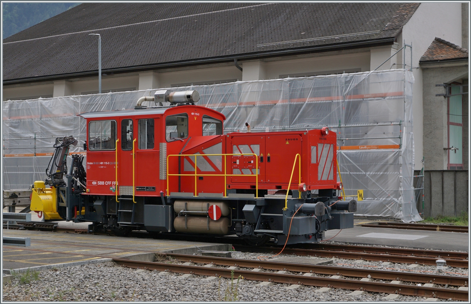 Der nächste Winter kommt bestimmt - dafür steht in Erstfeld schon mal die SBB Xrotm 491 115 (99 85 9 491 115-3 CH-SBBI) bereit. Wohl auch, da die Panoramastrecke diesen Winter einen beträchtlichen Reiseverkehr zu übernehmen hat.

19. Oktober 2023   