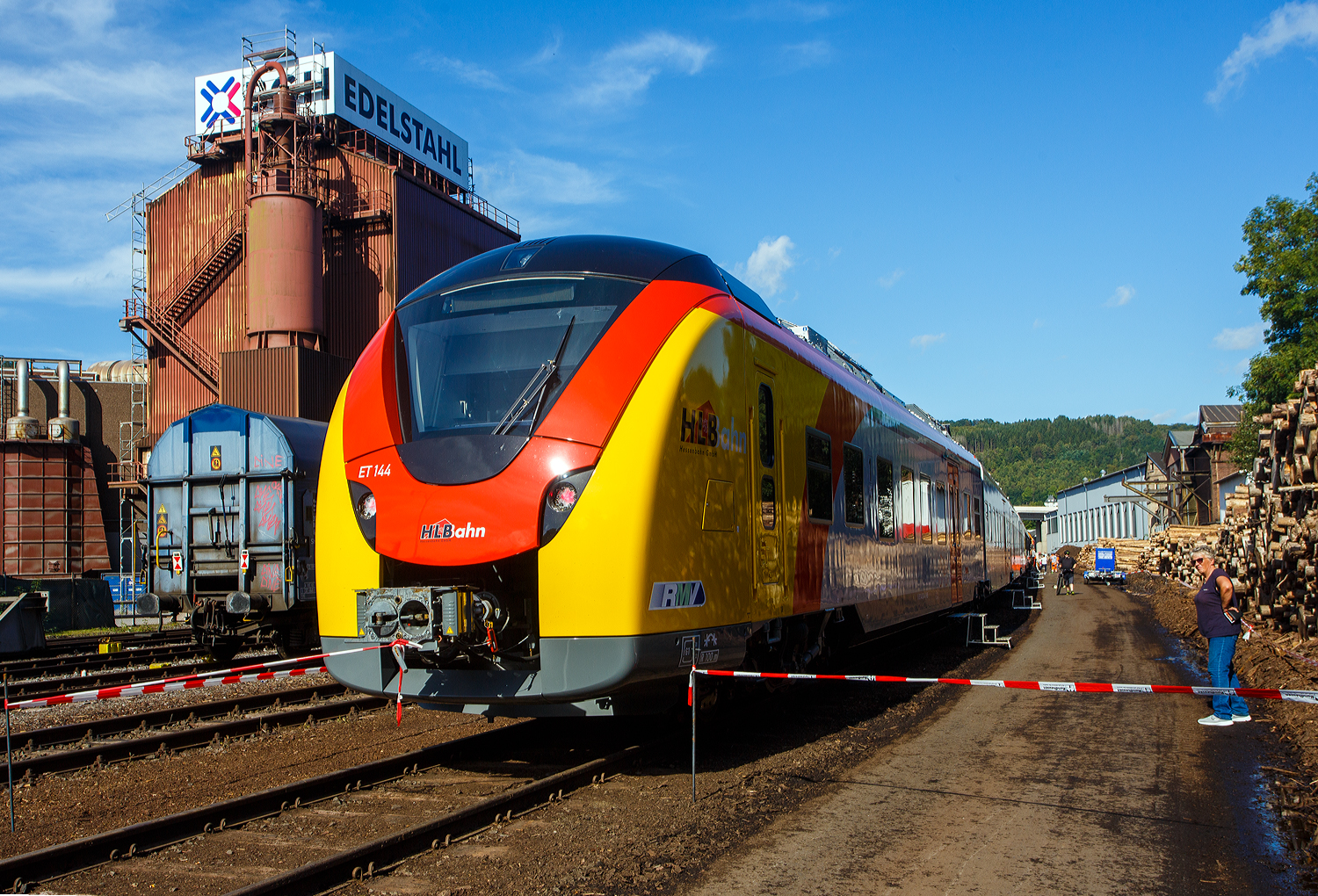Der nagelneue ET 144 (1440 144 / 1441 144 / 1441 644 / 1440 644) ein vierteiliger Alstom Coradia Continental (neuer Kopf) der HLB (Hessische Landesbahn GmbH) ausgestellt am 17.09.2023 beim KSW Bahnhof Siegen-Eintracht, hier war im Rahmen der  Europäische Mobilitätswoche  der „Tag der Schiene 2023“ ein Tag der offenen Tür.