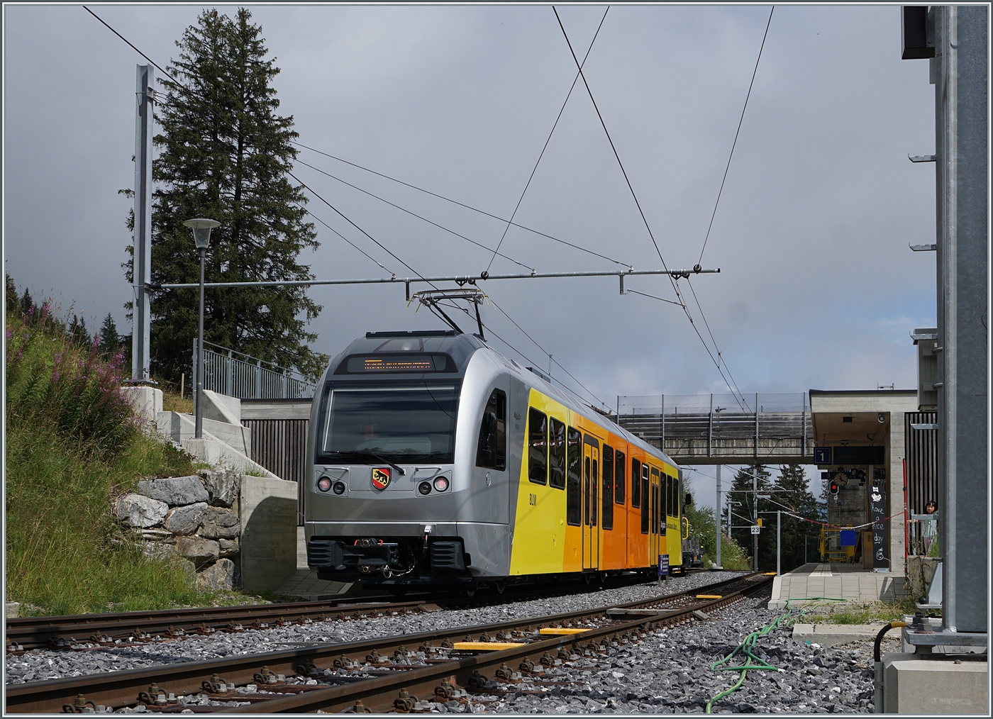 Der neue BLM Be 4/4 101  Eiger  ist als R66 3744 von Mürren nach Grütschalp unterwegs und nun in Winteregg eingetroffen, wo es den Gegenzug abzuwarten gilt.

8. August 2024