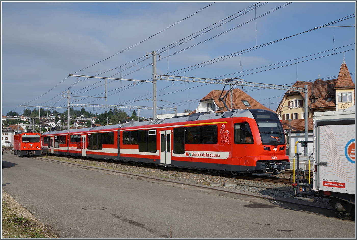 Der neue CJ ABe 4/12 672 ist auf einer Testfahrt in Le Noirmont. Durch die Anschaffungskosten, die infolge des Gewichtes höheren Betriebskosten und der Umstand, dass die GTW Abe 2/6 nicht wie geplant verkauft werden können, sinkt der Kostendeckungsgrad des CJ Regionalverkehr gegen oder unter 20 %, was eigentlich Anlass für einer Betriebsumstellung auf Busverkehr wäre. 
Stellt sich nur die Frage, weshalb das BVA dies bei der Bewilligung des Kaufs der ABe 4/12 nicht vorausgesehen hatte, bzw. entsprechende Werte errechnet hatte. 

26. Juni 2024                                                                                                                            