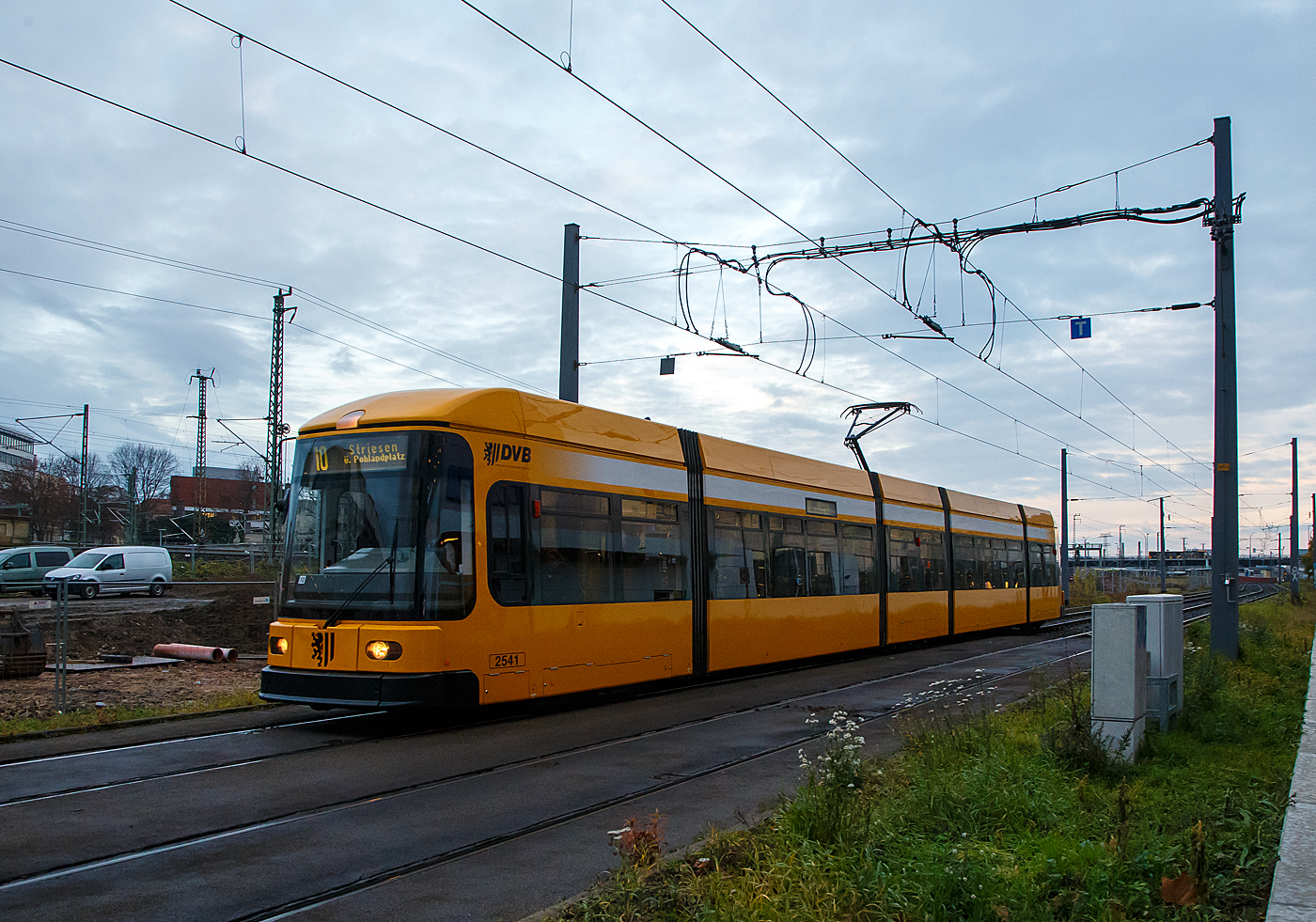 Der Niederflurgelenktriebwagen 2541 (TW-232-541) der Dresdner Verkehrsbetriebe AG (DVB) erreicht am 08.12.2022, als Linie 10 nach Striesen, bald die Haltestelle Hauptbahnhof Dresden (Wiener Platz).

Der Triebwagen vom Typ NGT D 6 DD – ER (Niederflurgelenktriebwagen, Drehgestell, 6 Achsen, Typ Dresden, Einrichtungswagen bzw. für eine Fahrtrichtung) wurde 1998 von DWA in Bautzen (auch Siemens, ADtranz, DUEWAG waren beteiligt) gebaut. Der Niederfluranteil beträgt ca. 70 %.
