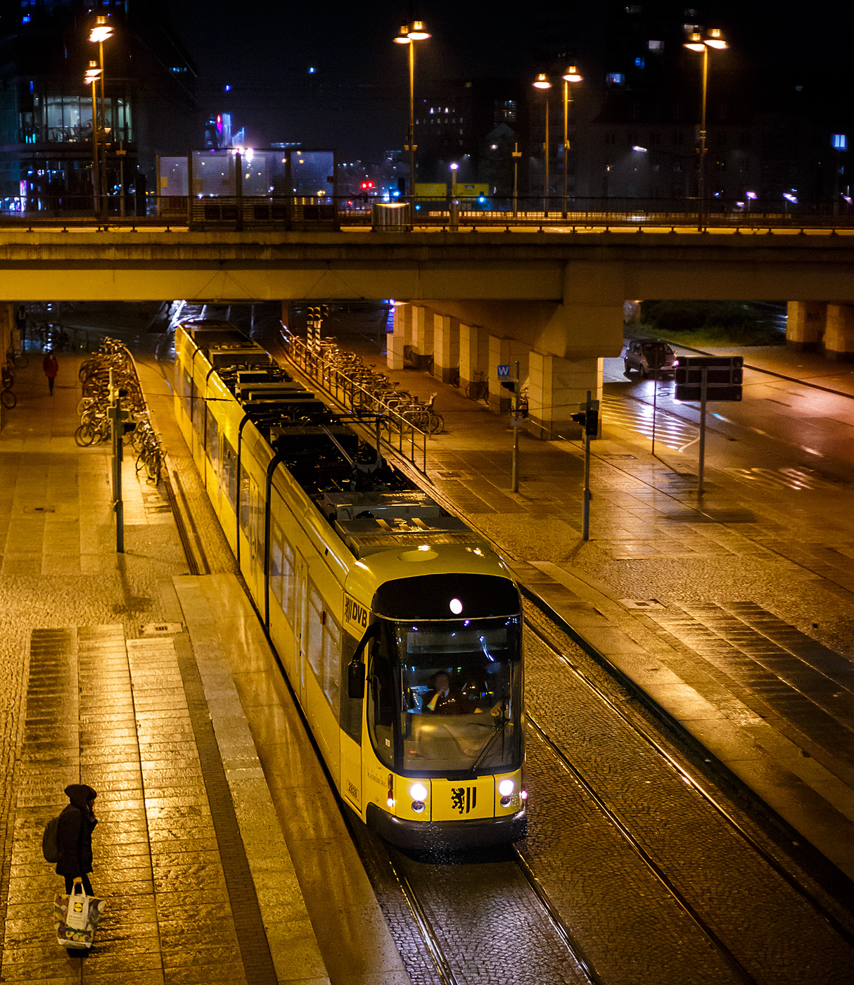 Der Niederflurgelenktriebwagen NGT D12 DD - 2828 (EDV-Nr. 232 828-2) „Stadt Radeburg“ der Dresdner Verkehrsbetriebe AG (DVB) erreicht am Abend des 06,12.2022  (20:21 Uhr) als Linie 3 die Haltestelle Hauptbahnhof Dresden.

Der Treibwagen vom Typ NGT D 12 DD (Niederflurgelenktriebwagen, Drehgestell, 12 Achsen, Typ Dresden) wurde 2005 von Bombardier (ehemals DWA) in Bautzen unter der Fabriknummer 837/028 gebaut, der elektrische Teil ist von Siemens.

