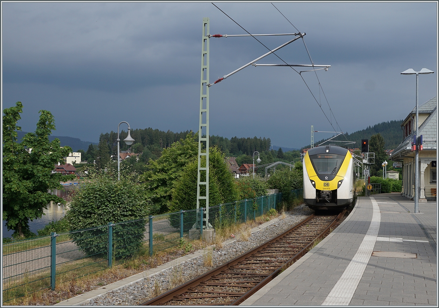 Der noch vor einigen Minuten blaue Himmel zeigt sich bei der Einfahrt des DB 1440 676 Coradia Continental 2  Grinsekatze  in Schluchsee schon bedrohlich dunkel.

21. Juni 2023