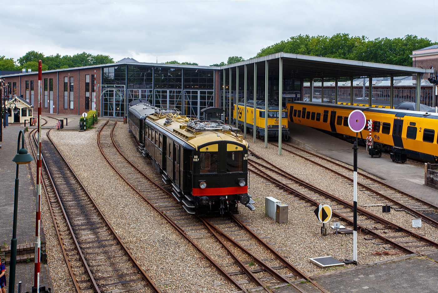 Der NS Mat ’24-Triebwagenzug (BD 9107, C 8553 und C 8104) „Blokkendozen“ (Kastendose) am 24 Juni 2025 im Het Spoorwegmuseum (bis 2005 NSM - Nederlands Spoorwegmuseum / Niederländischen Eisenbahnmuseum) in Utrecht im ehemaligen Bahnhof Maliebaanstation. Ein Eisenbahnmuseum das zum Verweilen einlädt. Hier im Vordergrund der Steuerwagen NS C 8104 (Ces) mit 88 Sitzplätzen der 3. Klasse und Durchgangsmöglichkeit, ex Triebwagen NS C 9411 (mCv).

Die NS-Baureihe Mat ’24 oder Materieel ’24 war eine (die erste) Serie von Elektrotriebzügen, die von der NS - Nederlandse Spoorwegen (Niederländischen Staatsbahnen, heute Niederländische Eisenbahnen AG) ab 1924 in großer Zahl eingesetzt wurde. Diese Züge sind unglaublich robust und schwer. nd der Tatsache, dass die Trainer wie Bausteine zusammengestellt werden können. Im Volksmund erhielten sie wegen des eckigen Äußeren und der Tatsache, dass die Wagen wie Bausteine zusammengestellt werden konnten, den Spitznamen „Blokkendozen“ (Kastendose). Ein weiterer Spitzname war „buffermaterieel“, weil sie im Unterschied zu anderen, mehr windschlüpfig aussehenden elektrischen Triebzügen mit üblicher Schraubenkupplung versehen waren. Wegen der Verbindung über Schraubenkupplung mit zwei Puffern konnten die Einheiten sehr flexibel kombiniert werden. Meist bestand ein Zug aus zwei Triebwagen und zwei oder drei antriebslosen Mittelwagen. Die lauten Geräusche der Motoren und Antriebe erinnerten manche Fahrgäste an Staubsauger, so dass auch dieser weitere Spitzname  Staubsauger  verwendet wurde. 

Ab Mitte der 1950er Jahre wurden die Mat ’24 zunehmend durch die neue Baureihe Mat ’54 ersetzt. Bei einigen Triebwagen wurden die Stromabnehmer und Motoren demontiert, sie wurden als einfache Beiwagen weiterverwendet. Da die Mat ’24 sehr robust waren, wurden einige Einheiten später auch als Postwagen oder für Dienstzwecke eingesetzt. Mehrere Wagen blieben museal erhalten.

Der Steuerwagen C 8104:
Der Steuerwagen C 8104 (Ces) wurde ursprünglich als Elektrotriebwagen C 9411 (mCv) 1928 bei NV Werkspoor in Zuilen mit einer elektrischen Installation von Heemaf in Hengelo gebaut. Er verfügte über 88 Sitzplätze der 3. Klasse und war als Spitzenverstärkung für die Hauptstrecke Amsterdam – Rotterdam vorgesehen. Durch einen Brand schwer beschädigt, wurde er 1944 zur Reparatur an Werkspoor gegeben, das inzwischen Teil der Gemeinde Utrecht geworden war. Erst nach dem Krieg im Jahr 1946 wurde C 9411 wieder in Dienst gestellt.

Der C 9411 war 1956 der erste Mat ’24-Triebwagen (Blokkendozen- Motorwagen) der in einen gezogenen Personenwagen, für den Einsatz hinter Elektrolokomotiven, umgebaut wurde und hauptsächlich als Spitzenverstärkung auf längeren Strecken innerhalb der Niederlande dienen sollte. Es erhielt daraufhin die Nummer B 5841 (Bz), wobei die 88 Sitzplätze auf Holzbänken unverändert blieben. Eine Einschränkung des Einsatzes war das Fehlen einer Toilette.

Aufgrund der Verfügbarkeit neuer und besserer Ausrüstung wurde der nunmehrige B 5841 im Jahr 1973 überflüssig. Anschließend wurde er zum Ausstellungswagen 99-31 003 umgebaut. Als solcher wurde er bis 1982 verwendet und dann für Museumszwecke reserviert.

Im Jahr 1983 begann man mit einer behutsamen Restaurierung, bei der zunächst die Innenausstattung mit Bänken und Türen eines zuvor abgerissenen „Blokkendozen“-Wagens (Kastendose-Wagens) wiederhergestellt wurde. Er erhielt erneut 88 Sitzplätze auf Holzbänken. Auch der voll ausgestattete Steuerstand wurde umgebaut. In den Jahren 1987 – 1989 erfolgte eine Generalüberholung und erhielt nun die Nummer C 8104 (Ces), da er nun mit den ursprünglichen Steuerwagen C 8101 – 8103 (Ces) identisch war. Der einzige Unterschied zwischen mCv und Ces besteht im Fehlen von Fahrmotoren und der dazugehörigen Elektroinstallation beim Ces.

Abkürzungen:
C = 3. Klasse
e = elektrischer Zwischenwagen
m = Triebwagen
s = ausgestattet mit Steuerstand
v = ausgestattet mit Steuerstand mit Balgdurchgang
z = ohne Toilette

Der dreiteilige Zug von Mat’24 des Niederländischen Eisenbahnmuseums, bestehend aus BD 9107, C 8553 und C 8104, war aufgrund einer Überholung des C 8104 und dem Fehlen der seit dem 1. April 2009 vorgeschriebenen automatischen Zugbeeinflussung ATB vorübergehend außer Betrieb. Die Überholung der Drehgestelle des C 8104 fand 2009 statt. Der Einbau der vereinfachten Version der ATB (ATBe) und deren Abnahme erfolgten im Mai und Juni 2010 bei Strukton in Zutphen. Im September wurde die Einsatzbescheinigung ausgestellt, danach fand am 9. Oktober wieder die erste Fahrt für ehrenamtliche Helfer des Eisenbahnmuseums statt.

Aufgrund größerer Wartungsarbeiten ist der Kastendosenzug aber z.Z. vorübergehend außer Betrieb.

TECHNISCHE DATEN:
Hersteller:	Werkspoor NV, Zuilen
Baujahr:1928
Typ:	Mat'24 ursprünglich '28 mC / seit 1989 Ces, Serie C 8101 – 8103 (8104)
Historischen Nummer:	ab 1928 - C 9411 / ab 1956 - B 5841 / ab 1973 - 99-31 003 / seit 1989 - C 8104
Spurweite:	1.435 mm (Normalspur)
Achsfolge:	2'2' (4 Achsen in zwei Drehgestellen)
Gewicht: 39 t
Länge über die Puffer:	19.800 mm
Höchstgeschwindigkeit: 120 km/h
Kupplung: Schraubenkupplung (UIC-Kupplung)
Betriebsfähigkeit: ja
