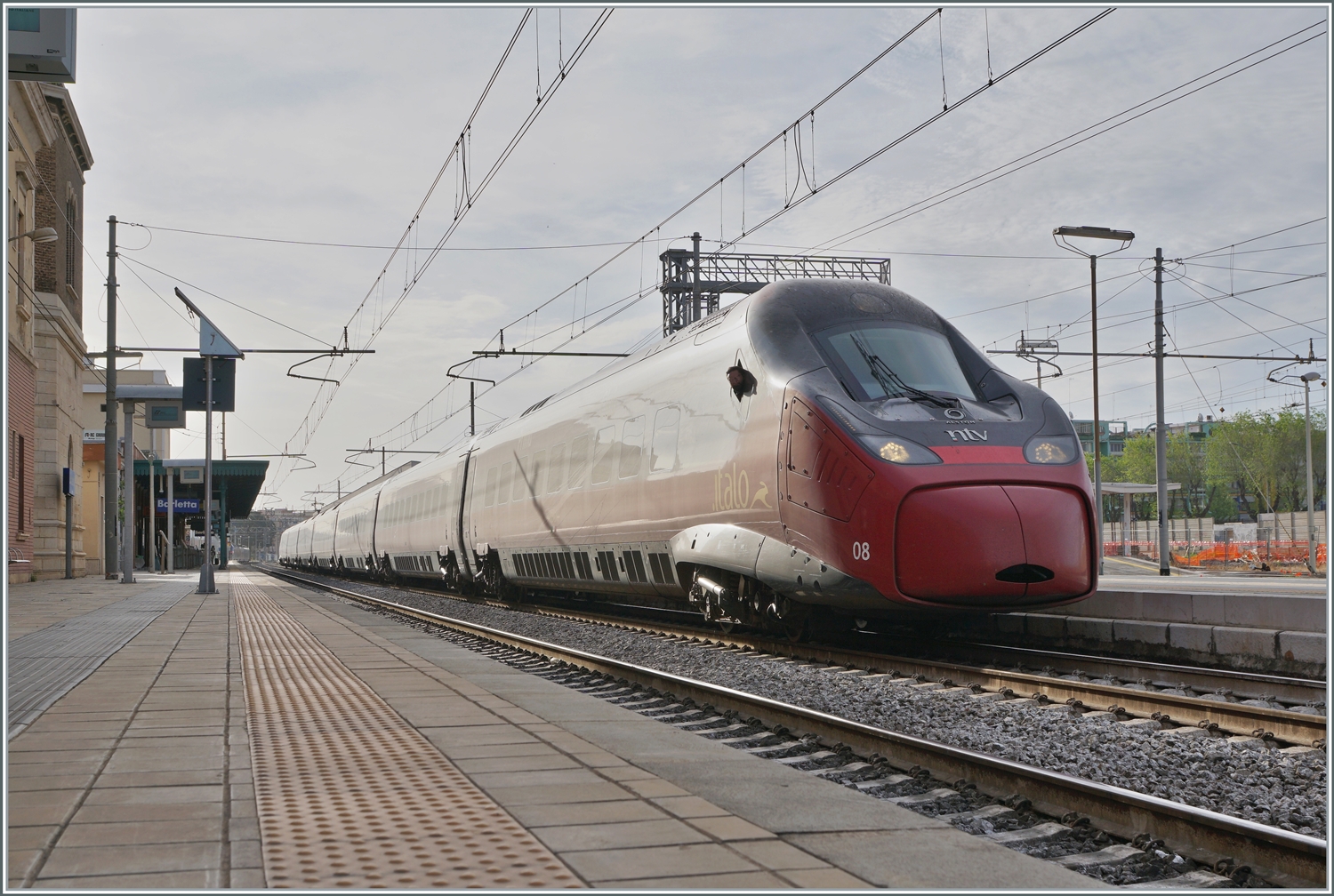 Der NTV .italo ETR 675 008 ist von Bari kommend in Barletta angekommen. Der Zug ist als .italo 9928 unterwegs und hat noch einen langen und interessanten Weg vor sich: via Foggia Benevento, Caserta, Roma, Firenze und Milano fährt er nach Torino. Der  Umweg  lohnt sich, da dadurch weit mehr HGV Strecken befahren werden als auf dem direkten Weg der Küste entlang.

25. April 2023