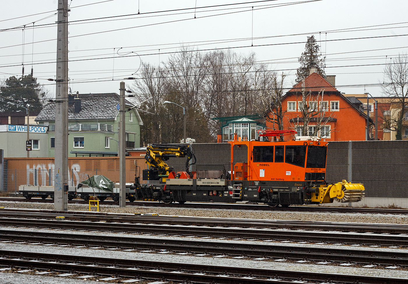 Der Oberbauwagen / Gleiskraftwagen ÖBB X 630.568 „Emma“ (99 81 9120 568-6 A-ÖBB) ein GKW Robel Bamowag 54.22 der ÖBB-Infrastruktur („Anlagen Service Center“ - ASC Salzburg) steht am 15 Januar 2025, mit vorne angebauter Kehrbürsten und zwei angehangenen Gleiskraftwagenanhängern, beim Hauptbahnhof Salzburg.

Gestiegene Arbeitsanforderungen sowie geänderte Einsatzbedingungen erforderten für die Bestellung weiterer Oberbauwagen ein modifiziertes Fahrzeug, das mit den neuen Anforderungen fertigwerden konnte. Die Lastschaltgetriebe wurden im härteren Einsatz meistens überlastet, das schnelle Erreichen eine Höchstgeschwindigkeit von 100 km/h und eine höhere Motorleistung waren allerdings erforderlich. Diese Anforderungen konnten von dem Robel-Gleiskraftwagen Bamowag 54.22 mit hydrodynamischem Getriebe am besten erfüllt werden, der aus den von Robel nach Norwegen gelieferten Fahrzeugen geringfügig weiterentwickelt wurde. Der Robel-Name „Bamowag“ leitet sich aus der Bezeichnung Bahnmotorwagen ab.

Neu gegenüber der Reihe X628 sind eine klimatisierte Fahrerkabine sowie eine große, niederflurige Ladefläche. Der Kran sowie das Fahrzeug können funkferngesteuert werden. Die Bahndienstfahrzeuge der Baureihe X630 verfügen über Sifa, Indusi I60R mit PZB90-Funktion, Zugfunk sowie technischen Funk und GPS-Erinnerungssystem für den Zugleitbetrieb. Alle Fahrzeuge besitzen eine indirekte Bremse und eine Federspeicherbremse.

Die Fahrzeuge der ÖBB Infra sind österreichweit bei den „Anlagen Service Center“ des Geschäftsbereiches „Integriertes Streckenmanagement“ der ÖBB-Infrastruktur stationiert.

Die Bahndienstfahrzeuge des Typs Bamowag 54.22 wurden ab 1999 unter anderem für die DB Netz hergestellt. Zu den Einsatzmöglichkeiten gehören der Transport von Baumaterialien und -geräten (Verladung per Teleskopkran) sowie mit entsprechender Räumtechnik für den Winterdienst. Die zur Mitfahrt zulässige Personenzahl ist auf sechs beschränkt.

Der Antrieb erfolgt durch einen Achtzylinder-V-Dieselmotor, der sich unter dem Führerstand befindet und über ein Strömungsgetriebe beide Radsätze antreibt. Um schwere Bauzüge befördern zu können, verfügen die Fahrzeuge über eine Mehrfachtraktionssteuerung, die den gemeinsamen Einsatz von bis zu vier Bamowag 54.22 ermöglicht. 

TECHNISCHE DATEN:
Hersteller: ROBEL Bahnbaumaschinen GmbH, Freilassing (gehört zu P&T)
Typ: Bamowag 54.22
Baujahre (ÖBB-Fahrzeuge): 2002 bis 2011
Anzahl der ÖBB-Fahrzeuge: 45
Spurweite: 1.435 mm (Normalspur) 
Achsformel: B 
Länge über Puffer: 13.100 mm 
Achsabstand: 7.500 mm 
Eigengewicht: 30.000 kg
Max. Nutzlast: 5.000 kg
Dienstgewicht: 35.000 kg
Höchstgeschwindigkeit: 100 km/h
Geschwindigkeit Arbeitsfahrt (hydraulisch): 0 bis 12 km/h
Anzahl der Fahrmotoren: 1
Motorentyp: 16 Liter wassergekühlter V8-Zylinder-viertakt-Dieselmotor mit Abgasturbolader und Ladeluftkühlung, vom Typ KHD BF8M1015C (Deutz)
Motorleistung: 440 kW bei 
Nenndrehzahl: 1.900 U/min
Antrieb: Hydrodynamisches Turbogetriebe
Kleinster bef. Halbmesser: R 80 m
Bremse: Ken-GP+Z (D)


