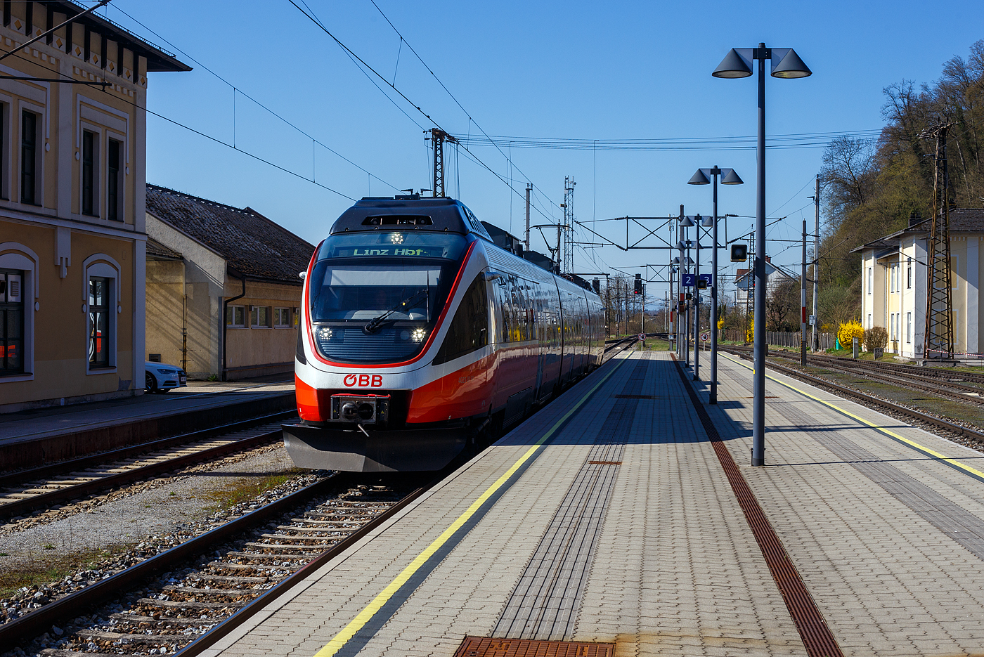 Der ÖBB 4023 011-4, ein dreiteiliger Elektrotriebzug der ÖBB Reihe 4023 vom Typ Bombardier TALENT (Talbots leichter Nahverkehrs-Triebwagen), erreicht am 04 April 2025, als R 2 / S2 von Freilassing nach Linz Hbf., den Bahnhof Lambach.