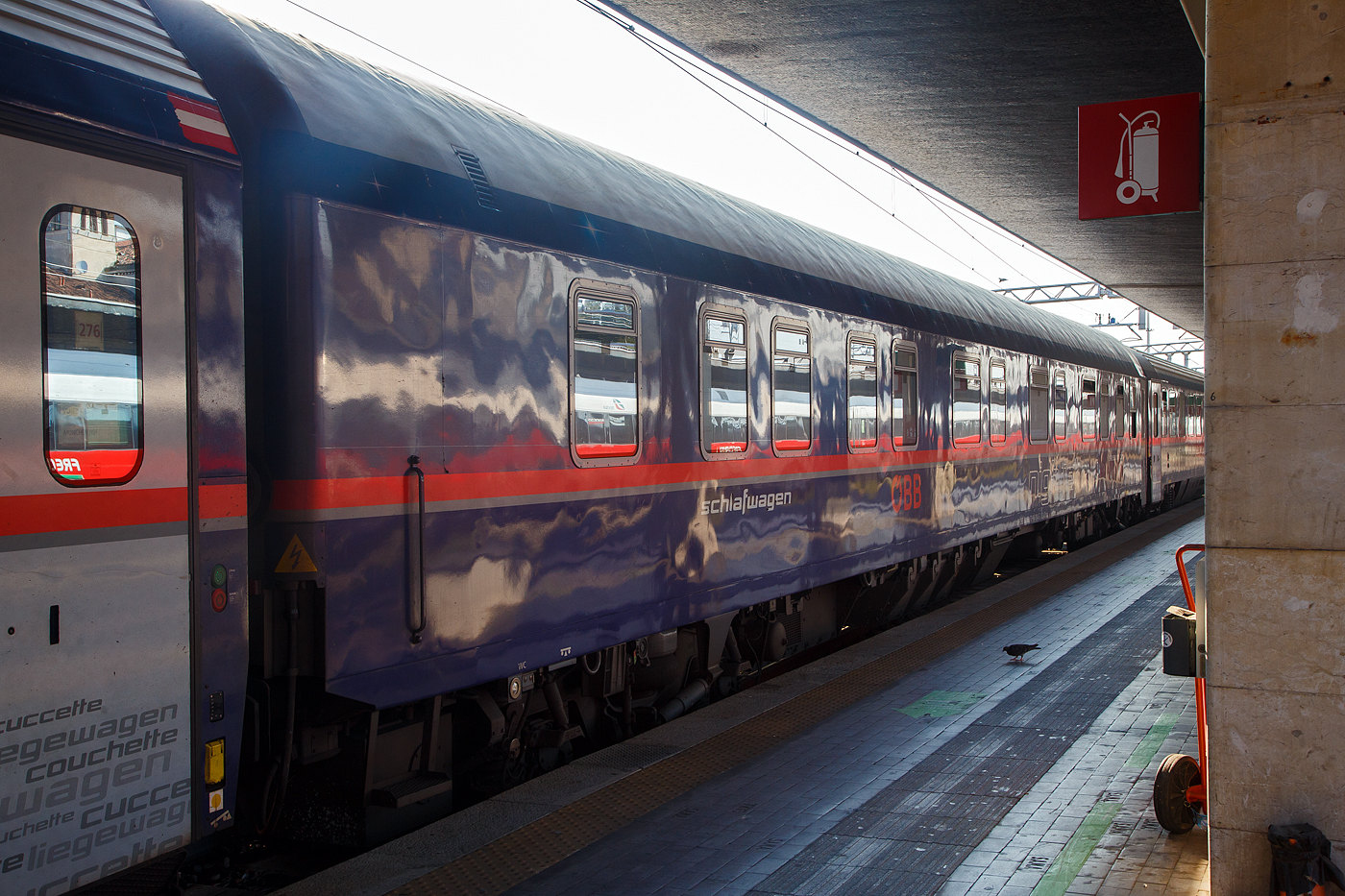 Der ÖBB Nightjet 1/2 Klasse Schlafwagen D-ÖBB 61 80 72-90 004-5 WLABmz (ex D- DB 61 80 72-90 004-5 WLABmz 173.1 der DB Fernverkehr AG), als Wagen Nr.277 im Zugverband des ÖBB Nightjet EN 236 / 40236 von Venezia SL über Udine, Villach und Salzburg nach München, am Abend des 24 Juli 2022 im Bahnhof Venedig Santa Lucia (italienisch Stazione di Venezia Santa Lucia).
 
Der Wagen wurde 2003 von Siemens SGP gebaut und an die DB Fernverkehr AG geliefert, 2016 wurde er an die ÖBB gebaut, da die DB leider die Nachtzüge aufgab. 