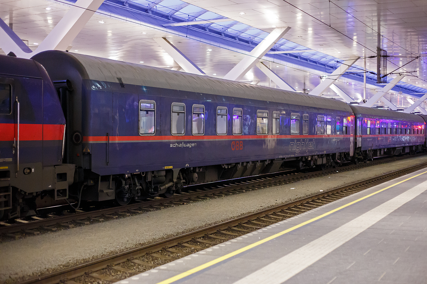 Der ÖBB Nightjet Schlafwagen, D-ÖBB 61 80 72-90 021-9 WLABmz, ex D-DB 61 80 72-90 021-9 der Gattung WLABmz 173.1, eingereiht in den ÖBB-Nightjet NJ 40425 von Brüssel Midi nach Wien Hbf, am 14 Januar 2025 im Hauptbahnhof Salzburg.

Der Wagen wurde 2004 von der Siemens SGP Verkehrstechnik im Werk Graz (ex Simmering-Graz-Pauker AG) für die DB Fernverkehr AG gebaut. Nach der Einstellung CityNightLine-Züge (CNL) der DB Fernverkehr AG im Dezember 2016 ging er an die ÖBB Nightjet. Registriert ist der Wagen weiter in Deutschland, Heimatbahnhof ist Wien Hbf. 

TECHNISCHE DATEN:
Gattung/Bauart: WLABmz 173.1
Gebaute Wagen: 42
Nummernbereiche: 61 80 72-90 001 bis 042
Spurweite: 1.435 mm
Länge über Puffer: 26.400 mm
Wagenkastenlänge: 26.100 mm
Wagenkastenbreite: 2.818 mm
Höhe über Schienenoberkante: 4.250 mm
Drehzapfenabstand: 1: 000 mm
Achsstand im Drehgestell: 2.500 mm
Drehgestellbauart: SGP 400
Leergewicht: 56 t;
Höchstgeschwindigkeit: 200 km/h
Sitzplätze bzw. Betten: max. 36
Abteile: 12 und ein Dienstabteil
Alle Abteile können als Einzel, Doppel- oder Dreibettkabine gebucht werden.
Toiletten (geschlossenes System): 2 an den Wagenenden, davon eine mit Dusche, zzgl. 3 WC und Dusche in den in den Deluxe-Abteilen.
Dienstraum: ja
Bremse: KE-GPR-Mg (D) [ep] [NBÜ]