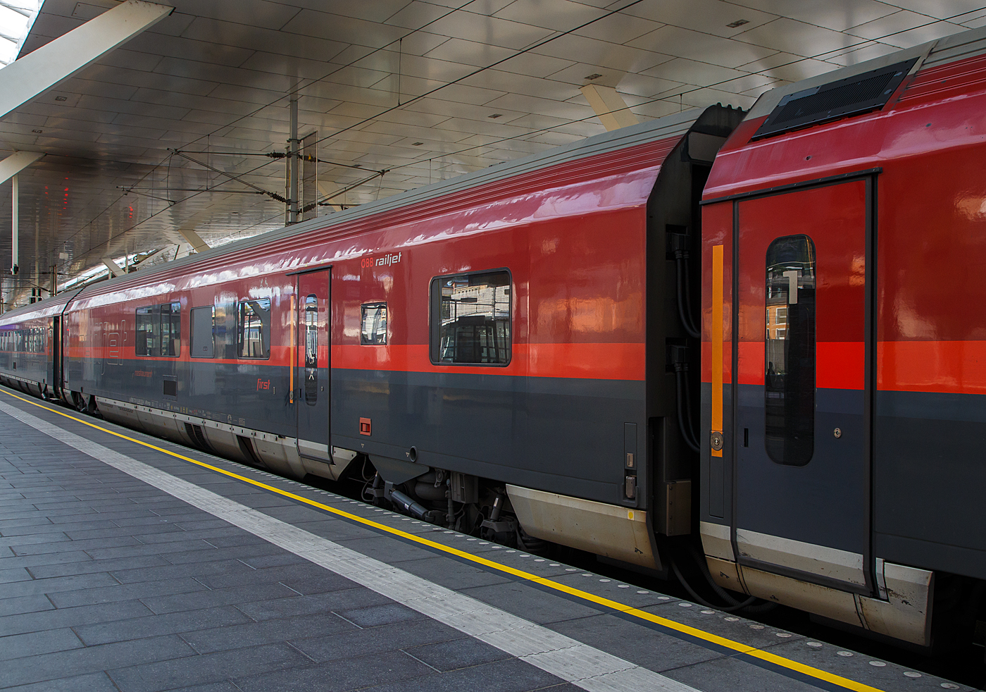 Der ÖBB-Railjet 1. Klasse-Wagen /Speisewagen A-ÖBB 73 81 85-90 535-8  ARbmpz am 12.09.2022 im Hauptbahnhof Salzburg.
Von diesen Wagen wurden 60 Stück zwischen 2008 und 2016 von Siemens in Wien (ehemals SGP - Simmering-Graz-Pauker AG) gebaut.

Der ARbmpz-Wagen verfügt über ein Restaurant mit Küche und 14 Sitzplätzen. Die Toiletten ist Rollstuhlgerecht, zudem gibt es einen Infopoint. Die Einstiege des ARbmpz-Wagens sind mit Behindertenliften ausgerüstet, die unmittelbar an den Rollstuhlbereich angrenzen und über die den Rollstuhlfahrern der Zugang ins Fahrzeug vom Bahnsteig aus ermöglicht wird. Die Bedienung des Behindertenlifts erfolgt ausschließlich durch geschultes Personal (Zugbegleiter). Die Tragkraft des Behindertenliftes beträgt 300 kg. Der ARbmpz-Wagen ist am Wagenende 1 mit Ladetüren ausgerüstet, über die der Wagen mit den Catering-Trolleys für das Restaurant beladen werden kann. Der Wagen hat 10 Sitzplätze in der First Class, davon sind zwei Klappsitze. Wenn die zwei Klappsitze nicht genutzt werden, stehen drei Rollstuhlplätze zur Verfügung.

Der Wagenkasten ist eine Schweißkonstruktion aus Profilen und Blechen (Differentialbauweise). Die Einzelteile sind mehrheitlich aus Baustahl und ferritischem rostfreien Stahl hergestellt. Der Untergestell-Rahmen ist eine Schweißkonstruktion, bestehend aus gewalzten Stahlprofilen, Abkantprofilen und Stahlblechteilen. Der Untergestell-Rahmen bildet mit den Seitenwänden, dem Dach und den Stirnwänden eine tragende Einheit. Ein Wellblech an der Unterseite dieser Konstruktion schließt das Untergestell ab. An den beiden Wagenenden befinden sich die Kopfstücke für die Aufnahme der Kurzkupplung.

Fahrwerk          
Die Drehgestellfamilie SF400, luftgefederte Laufdrehgestelle, wurde für den Einsatz in lokbespannten Reisezügen im Wendezugbetrieb entwickelt. Optimales Laufverhalten im Hinblick auf Stabilität, Komfort und Entgleisungssicherheit sowie hohe Zuverlässigkeit und niedrige Betriebskosten sind Merkmale dieses Drehgestelltyps.   
Das gegenständliche Drehgestell SF400 ÖBB-railjet ist ein Drehgestell mit drei Bremsscheiben, Magnetschienenbremse und ist lauf- und bremstechnisch abgestimmt auf eine max. Betriebsgeschwindigkeit von 230 km/h.                      

Das Drehgestell besteht aus den folgenden Hauptkomponenten:
- Drehgestellrahmen
- Laufradsatz, Radsatzlager, Radsatzführung/Primärfeder
- Luftfedersystem, Querfeder, Drehdämpfer, Wankstabilisator
- Längsmitnahme, Querspielbegrenzung, Drehzapfen
- Scheibenbremse, Parkbremse (Federspeicherbremse), MG-Bremse
- Zugsicherung (Antennen, nur Steuerwagen Afmpz)
- Sandung (nur Steuerwagen Afmpz), Spurkranzschmierung
(nur Steuerwagen Afmpz)
- Druckluftverrohrung, Verkabelung, Erdungskontakt

TECHNISCHE DATEN (ARbmpz): 
Spurweite 1.435 mm
Länge über Puffer: 26.500 mm
Drehzapfenabstand: 19.000 mm 
Achsabstand im Drehgestell: 2.500 mm 
Raddurchmesser: 920 mm (neu) / 860 mm (abgenutzt)
Drehgestell: SF400
Wagenhöhe über SO: 4.050 mm
Wagenbreite: 2.825 mm
Fußbodenhöhe Abteil über SO: 1.250 mm
Lichte Weite Einstieg: 1 x 850 mm
Lichte Weite Übergang: 1.100 mm
Höchstgeschwindigkeit: 230 km/h (lauftechnisch 250 km/h möglich)
Min. Kurvenradius: 150 m
Eigengewicht: 52  t
Sitzplätze: 10 (First Class / 1.Klasse) / 3 Rollstuhlplätze / 14 Restaurant
Toiletten: 1 (Rollstuhlgerecht)
Bremse: KE-PR-Mg (D) 
Bremsanlage: 3 Scheiben pro Achse + Mg