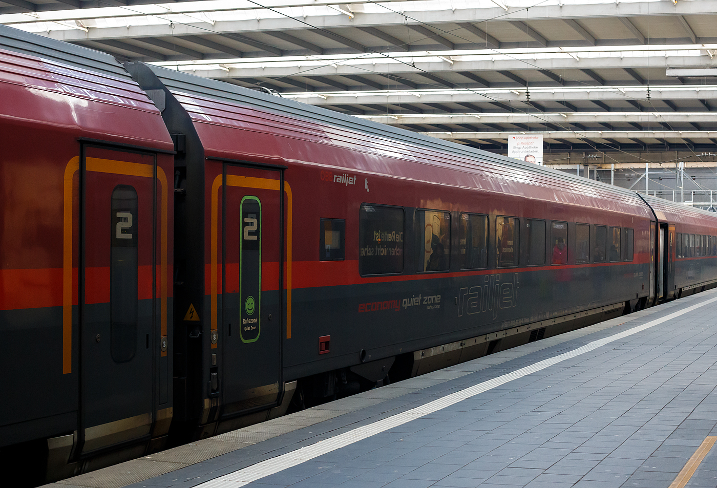 Der ÖBB railjet economy quiet zone (ruhezone) Wagen (zweite Wagenklasse) A-ÖBB 73 81 22-90 302-9 Bmpz, eingereiht als Wagen Nr. 23 in den RJX 67 (München – Salzburg – Wien – Budapest-Keleti), hier am 13 Januar 2025 im Hauptbahnhof München. Wir sind in ihm gemütlich bis nach Salzburg gefahren.

TECHNISCHE DATEN (Bmpz):
Spurweite 1.435 mm (Normalspur)
Länge über Puffer: 26.500 mm
Drehzapfenabstand: 19.000 mm
Achsabstand im Drehgestell: 2.500 mm
Raddurchmesser: 920 mm (neu) / 860 mm (abgenutzt)
Drehgestell: SF400
Fußbodenhöhe Abteil über SO: 1.250 mm
Bremsanlage: 3 Scheiben pro Achse + Mg
Höchstgeschwindigkeit: 230 km/h (lauftechnische 250 km/h möglich)
Min. Kurvenradius: 150 m
Eigengewicht: 50 t
Sitzplätze: 80 (2.Klasse – Großraum - Ruhezone)
Toiletten: 2
