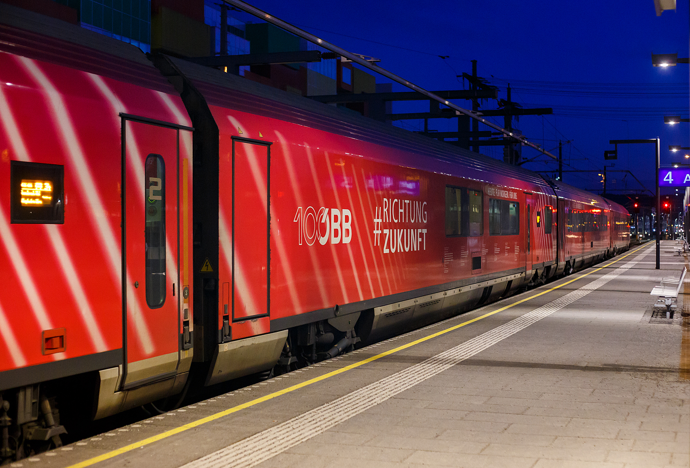Der ÖBB-Railjet Halbspeisewagen mit 1.Klasse Großraumabteil, A-ÖBB 73 81 85-90 551-5 ARbmpz, mit Werbung „100 Jahre ÖBB #RichtungZukunft“, am frühen Morgen des 14 Januar 2025 (7:17 Uhr) eingereiht ALS Wagen Nr. 25 in den RJ 545 von Salzburg Hbf. über Linz nach Wien Hbf.

Von diesen Wagen wurden 60 Stück zwischen 2008 und 2016 von Siemens in Wien (ehemals SGP - Simmering-Graz-Pauker AG) gebaut. Die Wagen sind für eine Höchstgeschwindigkeit von 230 km/h in Deutschland, Österreich und Italien zugelassen.

Der Wagenkasten ist eine Schweißkonstruktion aus Profilen und Blechen (Differentialbauweise). Die Einzelteile sind mehrheitlich aus Baustahl und ferritischem rostfreien Stahl hergestellt. Der Untergestell-Rahmen ist eine Schweißkonstruktion, bestehend aus gewalzten Stahlprofilen, Abkantprofilen und Stahlblechteilen. Der Untergestell-Rahmen bildet mit den Seitenwänden, dem Dach und den Stirnwänden eine tragende Einheit. Ein Wellblech an der Unterseite dieser Konstruktion schließt das Untergestell ab. An den beiden Wagenenden befinden sich die Kopfstücke für die Aufnahme der Kurzkupplung,

Fahrwerk          
Die Drehgestellfamilie SF400, luftgefederte Laufdrehgestelle, wurde für den Einsatz in lokbespannten Reisezügen im Wendezugbetrieb entwickelt. Optimales Laufverhalten im Hinblick auf Stabilität, Komfort und Entgleisungssicherheit sowie hohe Zuverlässigkeit und niedrige Betriebskosten sind Merkmale dieses Drehgestelltyps. Das gegenständliche Drehgestell SF400 ÖBB-railjet ist ein Drehgestell mit drei Bremsscheiben, Magnetschienenbremse (außer am Steuerwagen Afmpz am WE 2) und ist lauf- und bremstechnisch abgestimmt auf eine max. Betriebsgeschwindigkeit von 230 km/h.     

Erläuterung der Kennbuchstaben gemäß ETV Kennzeichnung 2015:
A = Reisezugwagen erste Klasse mit Sitzplätzen; 
R = Reisezugwagen mit Speisewagen-, Buffet- oder Barabteil
b = Reisezugwagen mit Ausrüstung für Körperbehinderte; 
m = Wagen über 24,5 m Länge;
p = Großraumwagen mit Sitzplätzen und Mittelgang;
z = Wagen mit zentraler Energieversorgung.                 

TECHNISCHE DATEN (ARbmpz): 
Spurweite 1.435 mm
Länge über Puffer: 26.500 mm
Drehzapfenabstand: 19.000 mm 
Achsabstand im Drehgestell: 2.500 mm 
Raddurchmesser: 920 mm (neu) / 860 mm (abgenutzt)
Drehgestell: SF400
Wagenhöhe über SO: 4.050 mm
Wagenbreite: 2.825 mm
Fußbodenhöhe Abteil über SO: 1.250 mm
Türen je Seite: 1 Einstiegstür (lichte Weite 850 mm), 1 Beladetür Speiseabteil
Lichte Weite Übergang: 1.100 mm
Bremsanlage: 3 Scheiben pro Achse + Mg
Höchstgeschwindigkeit: 230 km/h (lauftechnisch 250 km/h möglich)
Min. Kurvenradius: 150 m
Eigengewicht: 52 t
Sitzplätze: 10 (1.Klasse) im Großraumabteil, davon 3 Plätze (12, 16 und 23 für Behinderte)
Sitzplätze im Speiseabteil: 14
Toiletten: 1 (Rollstuhlgerecht)
Besonderheit: Infopoint/Dienstabteil
Bremse: KE-PR-Mg (D) 
Bremsanlage: 3 Scheiben pro Achse + Mg
