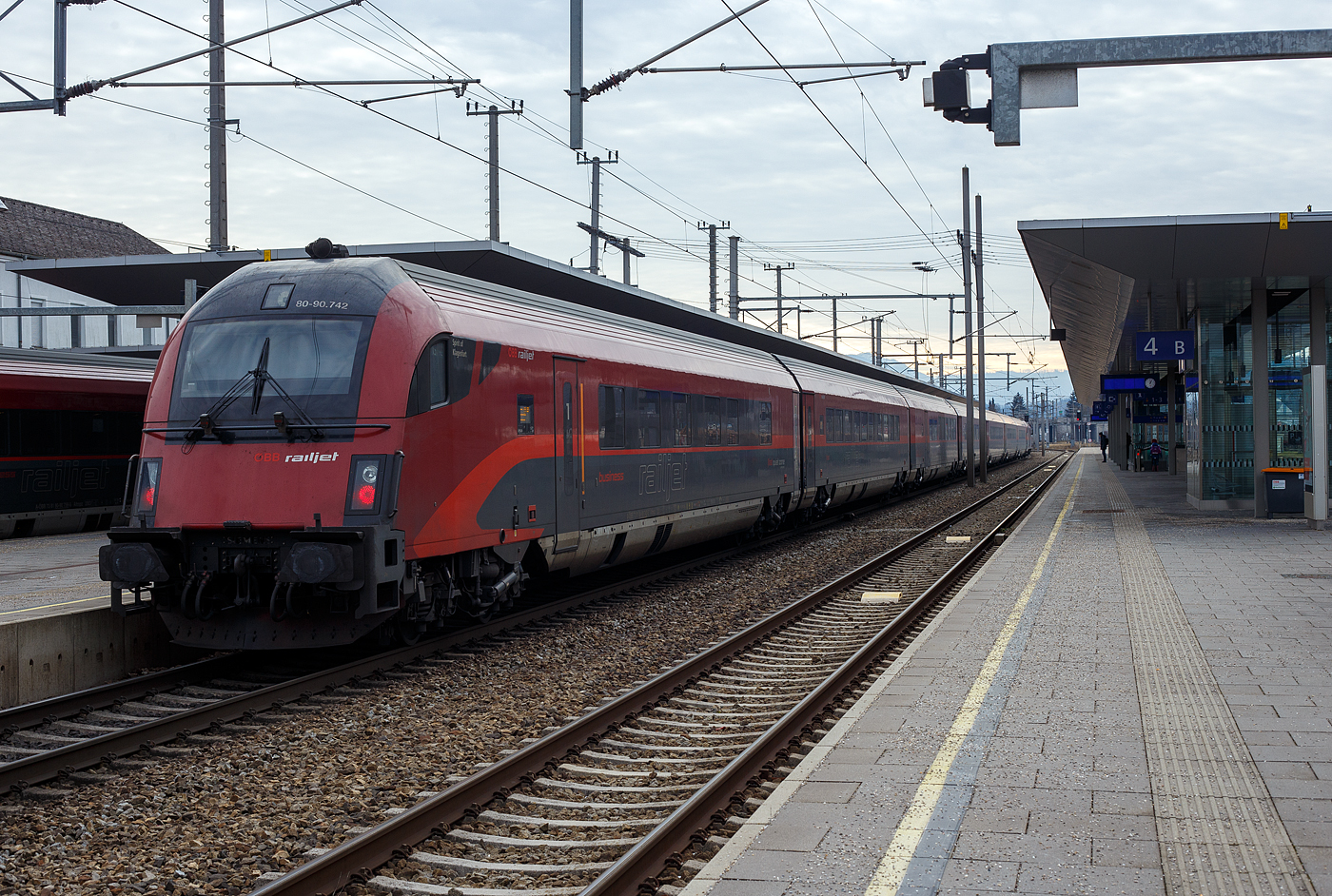 Der ÖBB-railjet RJ 640 von Flughafen Wien über Linz Hbf und Wels Hbf nach Salzburg Hbf, verlässt am 14 Januar 2025 pünktlich den Bahnhof Attnang-Puchheim und fährt weiter in Richtung Salzburg.