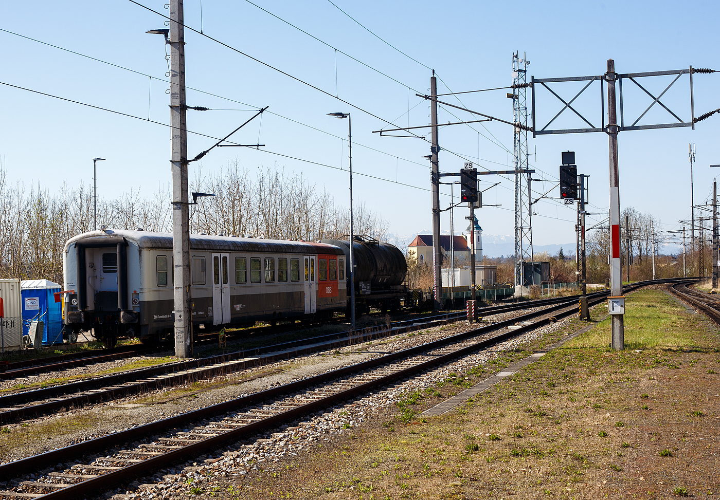 Der �BB Tunnelshuttle Lambach ein Tunnelrettungszug �lterer Bauart ist am 14 Januar 2025 beim Bahnhof Lambach abgestellt. 

Vorne der Tunnelrettungswagen 99 81 A-�BB 937 4 526-7 (ex 80 81 9759 931-5, ex 7030 344-1, ex 7030.44), Baujahr 1959 von SGP - Simmering-Graz-Pauker, 2000 umgebaut f�r Tunnelshuttle, ein ehem. Zwischenwagen eines Triebwagens der Reihe �BB 4030. Dahinter in Kesselwagen f�r L�schwasser und ganz hinten ein 8-achsiger Niederflurwagen �Rollende Landstra�e� der Gattung/Bauart Saadkms f�r den Transport eines Stra�enfahrzeuges. 

Die Tunnelrettungsz�ge �lterer Bauart (Variante  Tunnelshuttle ) sind in ganz �sterreich in der N�he von l�ngeren Tunneln stationiert. Der Zug besteht aus ein oder mehreren Personenwagen (ehem. Zwischenwagen eines Triebwagens der Reihe �BB 4030), einem Kesselwagen mit L�schwasser sowie einem Flachwagen f�r den Transport eines Stra�enfahrzeuges. Der Flachwagen des Tunnelrettungszuges ist im Normalfall an einer Rampe abgestellt, sodass Fahrzeuge ihn im Notfall schnell befahren k�nnen. Die Kapazit�t eines Zuges sind 60 bis 100 Personen:

TECHNISCHE DATEN Tunnelrettungswagen 99 81 A-�BB 937 4 526-7:
Spurweite: 1.435 mm (Normalspur)
Achsanzahl: 4
L�nge �ber Puffer: 22.990 mm
Drehzapfenabstand: 16.250 mm
Eigengewicht: 33.000 kg
H�chstgeschwindigkeit: 100 km/h
