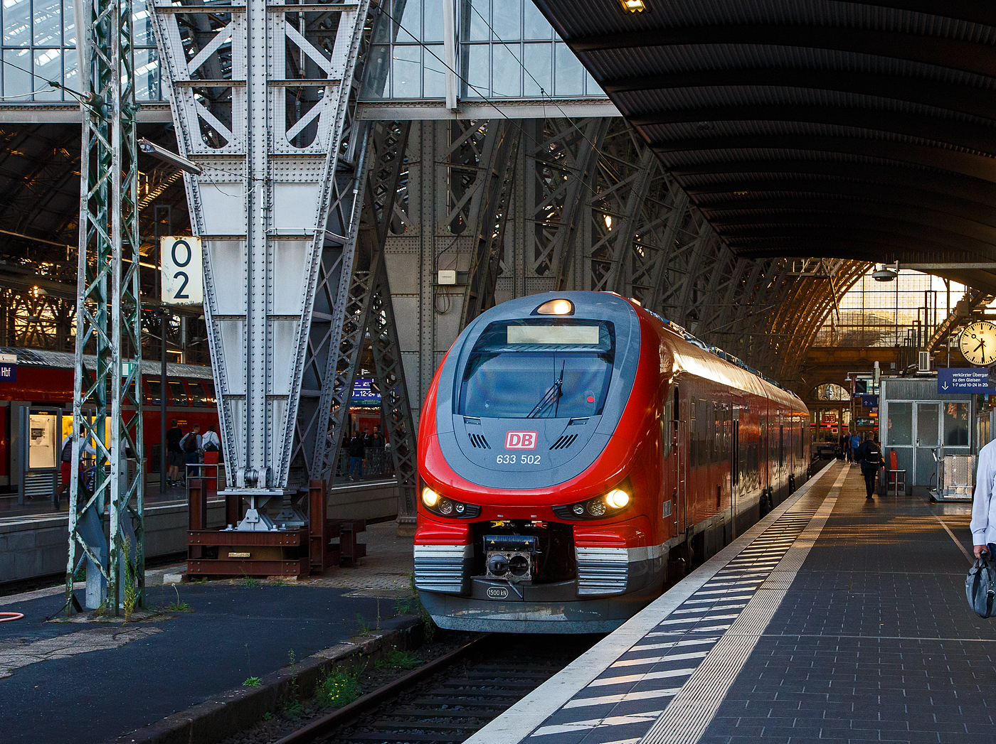 Der PESA LINK III - DB 633 002 / 933 002 / 633 502 (95 80 0633 002-0 D-DB / 95 80 0933 002-7 D-DB /  95 80 0633 502-9 D-DB) der DB Regio Mitte verlässt am Morgen des 07.09.2023 den Hauptbahnhof Frankfurt am Main, und fährt nun leer in die Abstellgruppe.

Die PESA LINK III wurden 2018 von PESA - Pojazdy Szynowe PESA Bydgoszcz SA in Bydgoszcz (deutsch Bromberg) unter der Fabriknummer A643BNA018 gebaut.
