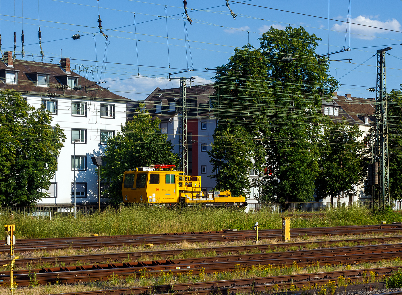 Der Plasser & Theurer Motorturmwagen MTW 100 - 99 80 9 136 009-4 D-DBBBG der DB Bahnbau Gruppe GmbH, ex 97 99 06 004 17-6 D-DB (MTW 4), ex 97 99 06 504 17-5, ist am 01 Juli beim Hauptbahnhof Koblenz abgestellt. 

Der Motorturmwagen wurde 2004 von Plasser & Theurer in Linz/Donau (A) unter der Maschinennummer 881 gebaut und an die DB Bahnbau Gruppe GmbH geliefert.

Der MTW 100 ist ein vierachsiges, dieselhydraulisch angetriebenes Gleisarbeitsfahrzeug. Durch seinen hohen Ausstattungsgrad, seine hochwertigen Fahreigenschaften und seine Zuverlässigkeit bietet es vielseitige Einsatzmöglichkeiten bei der Montage, Instandhaltung und Wartung von Fahrleitungsanlagen. Die Ausrüstung des MTW mit Traktionssteuerung ermöglicht mehrere Fahrzeuge über einen Führerstand zu steuern, um große Anhängelasten zu transportieren. Die PALFINGER Teleskoparbeitsbühne (Hubarbeitsbühne) vom Typ PA 120 ist universell einsetzbar. Für Arbeiten in Tunneln ist der MTW mit einem Rußpartikelfilter zur Reduzierung der Dieselrußemission ausgerüstet. Anschlüsse für elektrische und pneumatische Werkzeuge sind auf der Bühne vorhanden.

TECHNISCHE DATEN des MTW 100:
Spurweite: 1.435 mm (Normalspur)
4-achsiges Drehgestell-Fahrzeug
Höchstgeschwindigkeit: 100 km/h (Eigenantrieb/geschleppt)
Anhängelast: 80 t
Ausrüstung mit Sifa, Indusi, GSM-R und EBuLa
Stromabnehmer mit Fahrdrahthöhenmessanlage und Messlineal
Besondere Ausrüstung mit Traktionssteuerung zur Kopplung mehrerer MTW 100.
Wird zum Transport der FUM (Fahrleitungsumbaumaschine) eingesetzt 

Bühne:
Arbeitskorb mit abklappbaren Geländern
Korbgröße: 1,50 m x 3,00 m
Korbbelastung: 400 Kg
Reichweite seitlich bis: 8,00 m
max. Arbeitshöhe: 8,50 m
Sprechanlage zwischen Arbeitskorb und Kabine

Quelle: DB Bahnbau Gruppe GmbH
