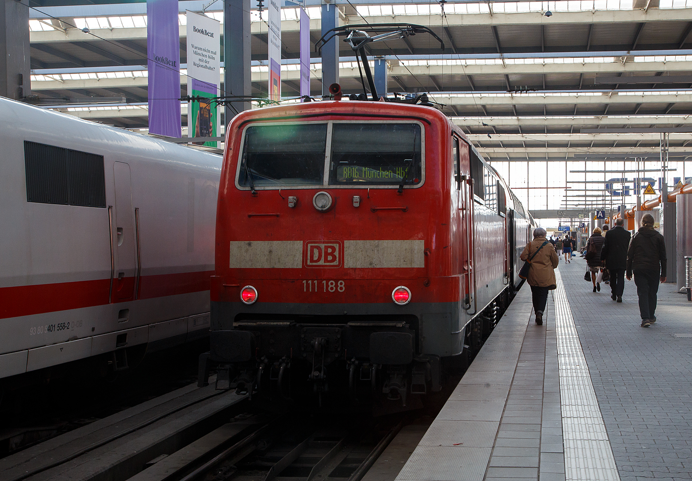 Der RB16 (M�nchen–Treuchtlingen) der DB Regio Bayern am 28 M�rz im Hauptbahnhof M�nchen, im Sandwich zweier 111er. Hier am Zugschluss die 111 188 (91 80 6111 188-9 D-DB), vorne war die 111 110.

Die 111 188  wurde1983 von Friedrich Krupp AG in Essen unter der Fabriknummer 5505 gebaut, der elektrische Teil wurde von AEG unter der Fabriknummer 9020 geliefert.

