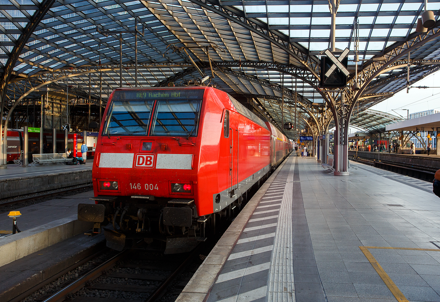Der RE 9 - Rhein Sieg Express (RSX) Siegen - Köln – Aachen, geschoben von der 146 004-7 (91 80 6146 004-7 D-DB) der DB Regio NRW, hat uns am frühen Morgen des 18 Juni 2025 gut von Betzdorf/Sieg zum Hauptbahnhof Köln gebracht. Eigentlich wollten wir nach Utrecht (NL), aber wegen Problemen zwischen Emmerich und Arnheim, haben wir unsere Reise in Köln abgebrochen.