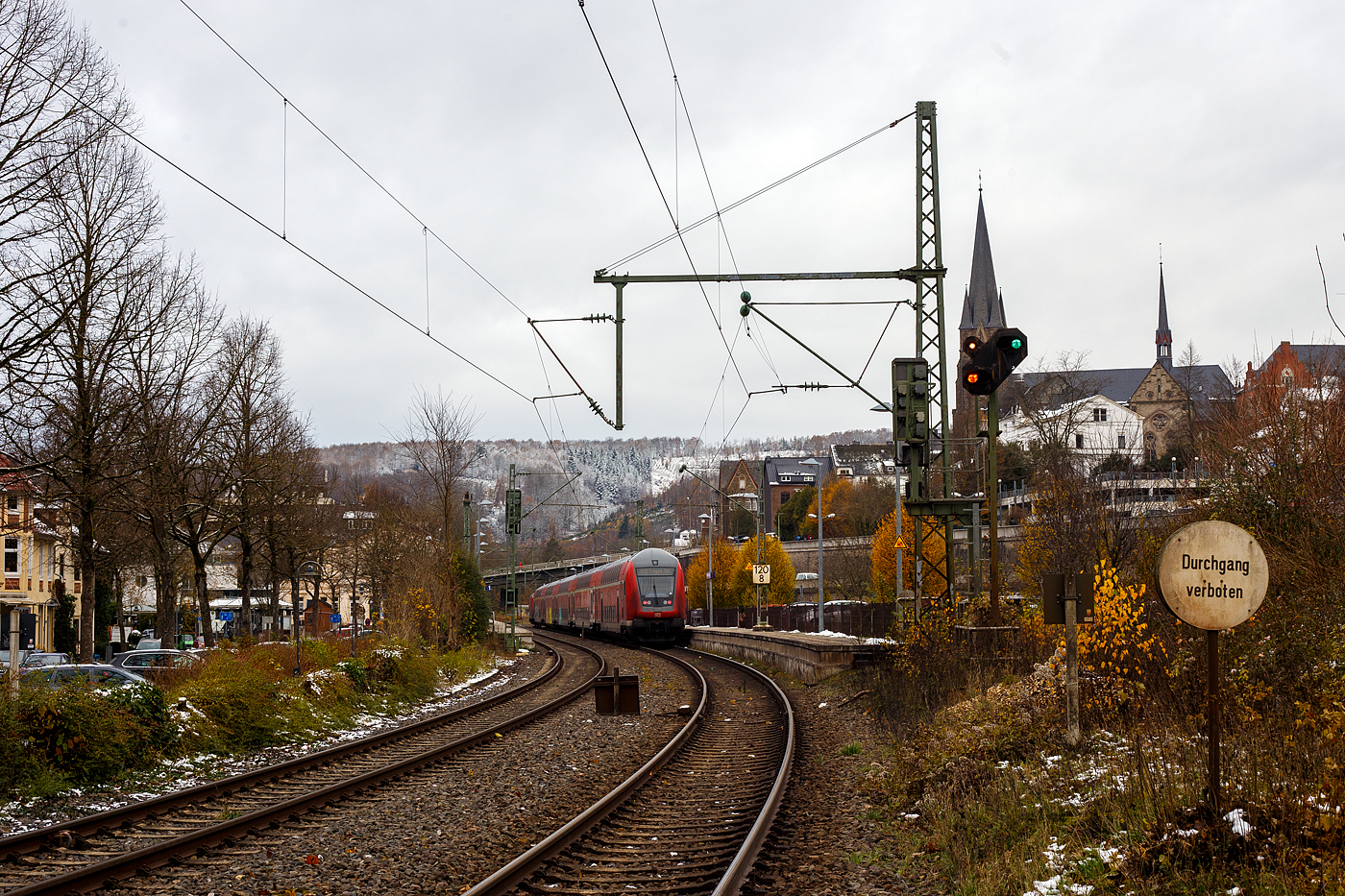 Der RE 9 (rsx - Rhein-Sieg-Express) Aachen - K�ln - Siegen hat, gezogen von der 146 004-7 der DB Regio NRW, am 22 November 2024 den Bahnhof Kirchen/Sieg erreicht. Ich stehe beim Bahn�bergang B� km 120, 915 an der Siegstrecke, direkt vor dem Bahnhof.