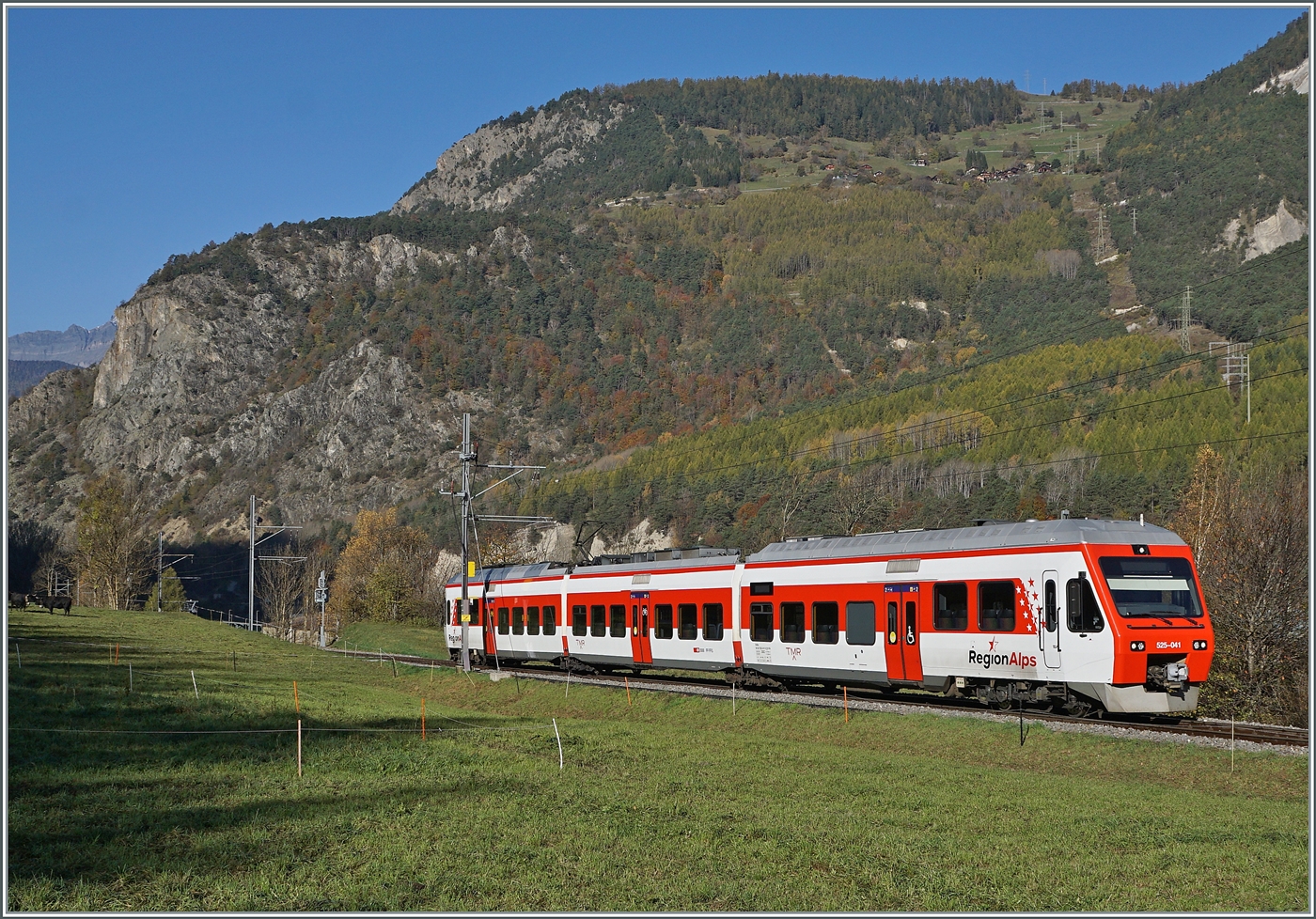 Der Region Alps RABe 525 041 (NINA) ist als Regionalzug auf dem Weg von Martigny nach Le Châble und erreicht in Kürze Sembrancher. 

30. Okt. 2024