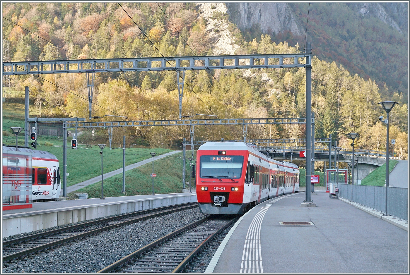 Der RegionAlps RABDe 525 038  von Martigny nach Le Châble hat Sembrancher erreciht und vermittelt einen guten Anschuss an den im linken Bildteil nur Anschnitts weise zu sehenden RABe 525 nach Orsières. 

30. Oktober 2024