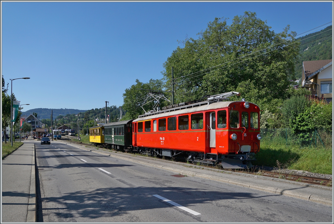 Der RhB ABe 4/4 N° 35 der Blonay-Chamby Bahn mit den beiden RhB Reisezugwagen BC2 N° 121 und As2 N°2 ist als Riviera Belle Epoque Express auf der Rückfahrt von Vevey nach von Chaulin und verlässt den Bahnhof von Blonay. 

28. Juli 2024 