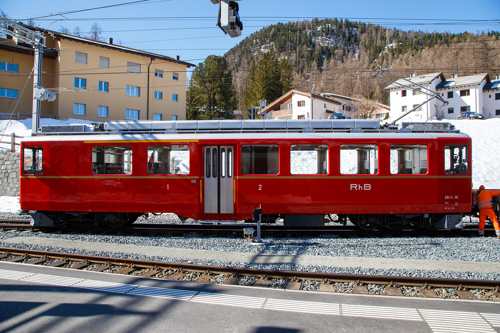  Der RhB Triebwagen ABe 4/4 II 46 wird am 22.03.2023 in Pontresina an einen Bauzug gekuppelt.

Der Triebwagen 46 ist zum Erhalt als historisches Fahrzeug vorgesehen. Im März 2021 erhielt er durch den Club 1889 seine historische Lackierung mit goldenem Zierstreifen zurück.

Als ABe 4/4 II werden bei der Rhätischen Bahn (RhB) die auf der Berninabahn eingesetzten Elektrotriebwagen mit den Betriebsnummern 41 bis 49 (motrice quaranta) bezeichnet.

Die RhB Elektrotriebwagen ABe 4/4 II wurden in zwei Serien gebaut und geliefert, die Nummern 41 bis 46 in den Jahren 1964/1965 und die drei restlichen (47 – 49) im Jahr 1972. Für den mechanischen Teil zeichnete die SWS (Schweizerische Wagons- und Aufzügefabrik AG) verantwortlich. Die elektrische Ausrüstung von SAAS und BBC entspricht der bei Gleichstrombahnen jahrzehntelang üblichen Technik, Schützensteuerung und Reihenschlussmotoren. Diese Triebwagen waren die ersten neuen Triebfahrzeuge, die die RhB seit der Fusion 1943 mit der Berninabahn für diese mit Gleichstrom elektrifizierte Strecke beschafft hatte.

Die Triebwagen sind 65 km/h schnell, 41 bzw. 43 Tonnen schwer und leisten 680 kW. Die Anhängelast beträgt 70 t, womit zwei Triebwagen zusammen die maximale Zughakenlast befördern können. Die Nachserie 47–49 unterscheidet sich lediglich durch die um 35 cm größere Länge und eine andere Drehgestellbauart. Seit ihrer Indienststellung erfuhren die rot gestrichenen Fahrzeuge keine wesentlichen Änderungen. Sie weisen 12 Sitzplätze in der ersten und 24 in der zweiten Klasse auf.

Die Klemmenspannung der Motoren beträgt 500 Volt. Je zwei Fahrmotoren sind normalerweise dauernd in Serie geschaltet, beim Anfahren sind alle vier Motoren in Serie. Die eingebaute Vielfachsteuerung ermöglichte Doppeltraktion untereinander, mit den Zweikraftloks Gem 4/4 801–802 und auch mit den jüngeren Umrichter-Triebwagen ABe 4/4 III 51–56. Außerdem können die Triebwagen beim gemeinsamen Einsatz mit einer elektrischen Schneeschleuder Xrotet 9218–19 vom Führerstand der Schleuder aus fernbedient werden.

Nach Ende der Sommersaison 2010 und der Ablieferung von acht Allegra-Triebzügen stellte die RhB die ABe 4/4 II ab. 41, 42 und 45 wurden Anfang November 2010 zum Abbruch überführt, 43 und 44 folgten Mitte Dezember. Zwei Fahrzeuge der zweiten Serie werden hingegen als Diensttriebwagen (anstelle der Xe 4/4 9922–24) weiter verwendet.

TECHNISCHE DATEN:
Gebaute Anzahl: 9 (Nummerierung 41 – 49)
Achsformel: Bo′Bo′
Spurweite: 1.000 mm
Länge über Puffer: 16.540 mm (41 – 46) / 16.886 mm (47 – 49)
Breite: 2.650 mm
Dienstgewicht: 41 t (41 – 46) / 43 t (47 – 49)
Höchstgeschwindigkeit: 65 km/h
Dauerleistung: 680 kW
Stromsystem:  1 kV DC (Gleichstrom)
Stromübertragung:  2 Einholmstromabnehmer
Sitzplätze: 1. Klasse: 12 / 2. Klasse: 24
 
