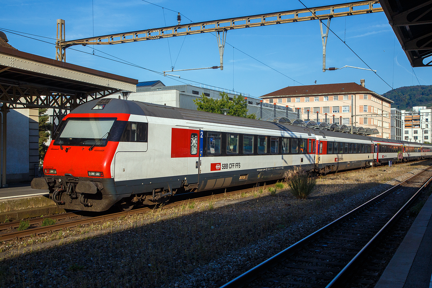 Der SBB 2. Klasse Steuerwagen (Typ IC) Bt  50 85 28-94 951-6 CH-SBB ein Einheitswagen IV, eingereiht in den IR 90 von Brig nach Genève-Aéroport (Genf Flughafen), am 11 September 2023 im Bahnhof Vevey (bei der Ausfahrt).

Zwischen 1995 und 1998 wurden 300 Einheitswagen IV modernisiert und pendelzugfähig gemacht. Zudem wurden 90 neue Steuerwagen Bt IC, zwischen1996 bis 2004, auf der Basis der SBB-EuroCity-Wagen Apm und Bpm (mit identischem Wagenkasten für beide Wagenklassen) beschafft.

TECHNISCHE DATEN:
Spurweite: 1.435 mm (Normalspur)
Länge über Puffer: 26.400mm 
Drehzapfenabstand: 19.000 mm
Höchstgeschwindigkeit: 200 km/h
Eigengewicht: 48 t
Bremse: O-PR-Mg
Sitzplätze: 62
