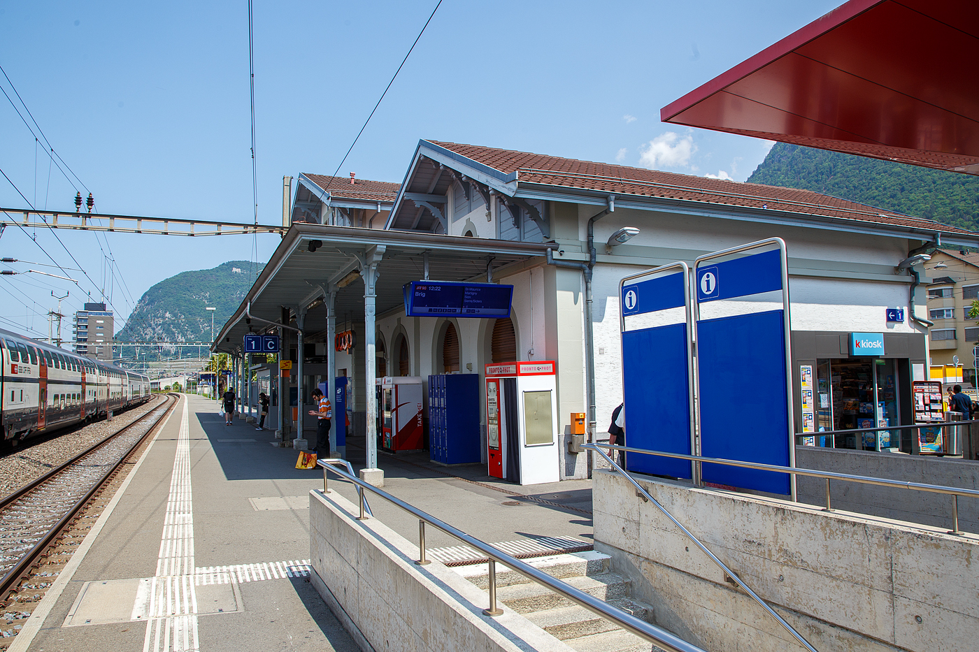 Der SBB Bahnhof Aigle am 28.05.2023.

Der Bahnhof Aigle wurde am 10. Juni 1858 von der Compagnie de l’Ouest Suisse zusammen mit dem Abschnitt Villeneuve–Bex der normalspurigen Strecke Lausanne–Les Paluds, Teil der heutigen Simplonstrecke der Schweizerischen Bundesbahnen, eröffnet.

Von Aigle aus wurden die Meterspur-Strecken nach Leysin im Jahr 1900, nach Monthey 1907 und nach Sépey 1913 eröffnet, die heute von den Transports Publics du Chablais betrieben werden.