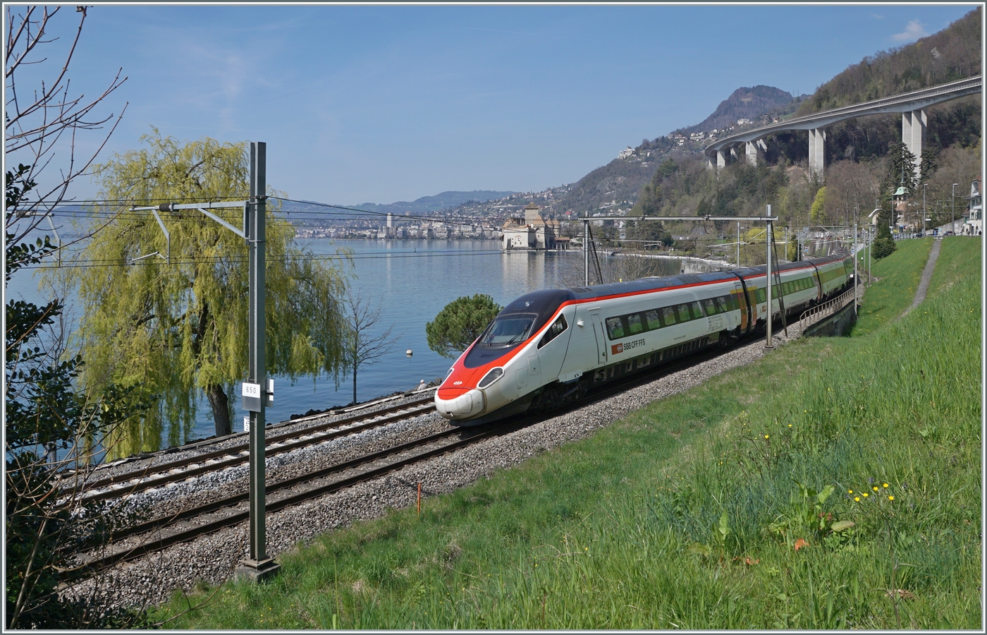 Der SBB ETR 610 009 ist als EC 45 von Genève nach Milano unterwegs und konnte kurz vor Villeneuve in der Frühlingsgrünen Landschaft am Genfer See fotografiert werden. Im Hintergrund ist das Château de Chillon zu erkennen.

3. April 2025