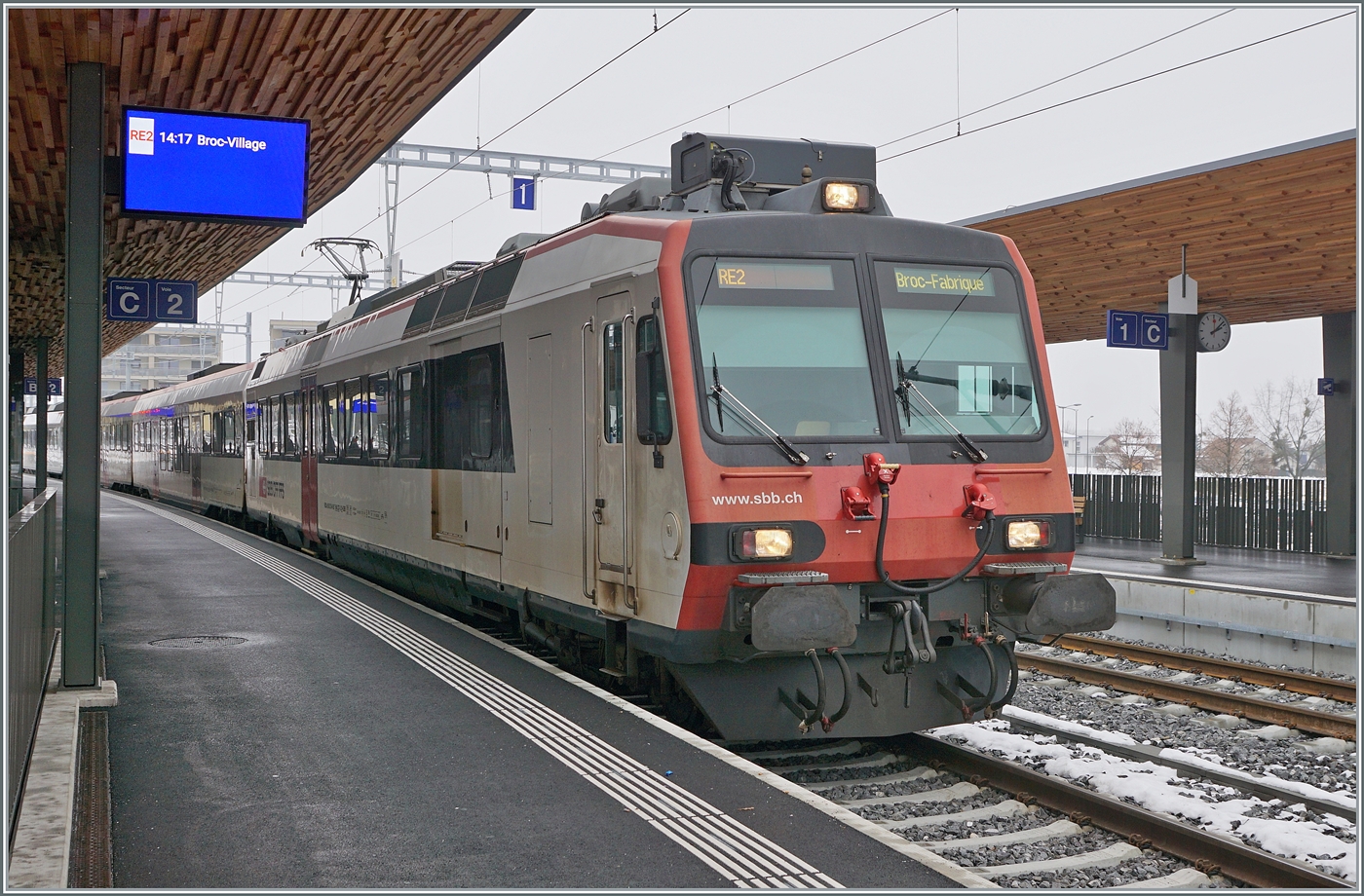Der SBB RBDe 560 Domino f�hrt nach Broc. Aber f�hrt er nach Broc Village oder Broc Fabrique?
Nun die Umspurbauarbeiten von Broc Village nach Broc Fabrique werden erst im August 2023 abgeschlossen sein. 

Bulle, den 15. Dezember 2022