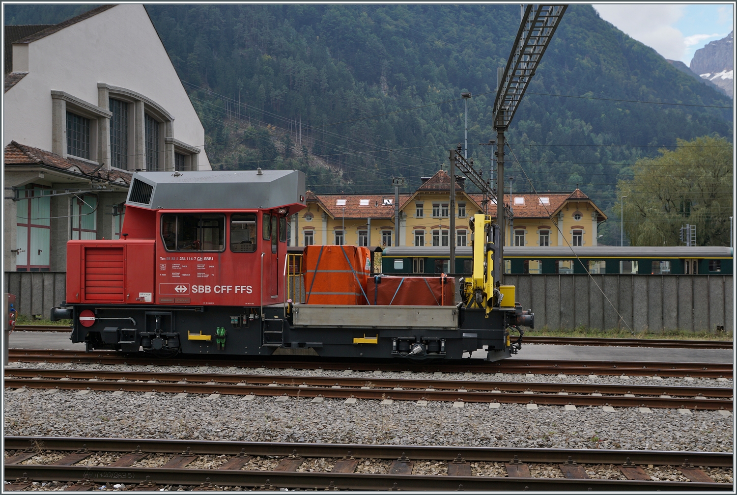 Der SBB Tm 234 114-7 (Tm 98 85 5 234 114-7 CH-SBBI) in Erstfeld. 

19. Okt. 2023