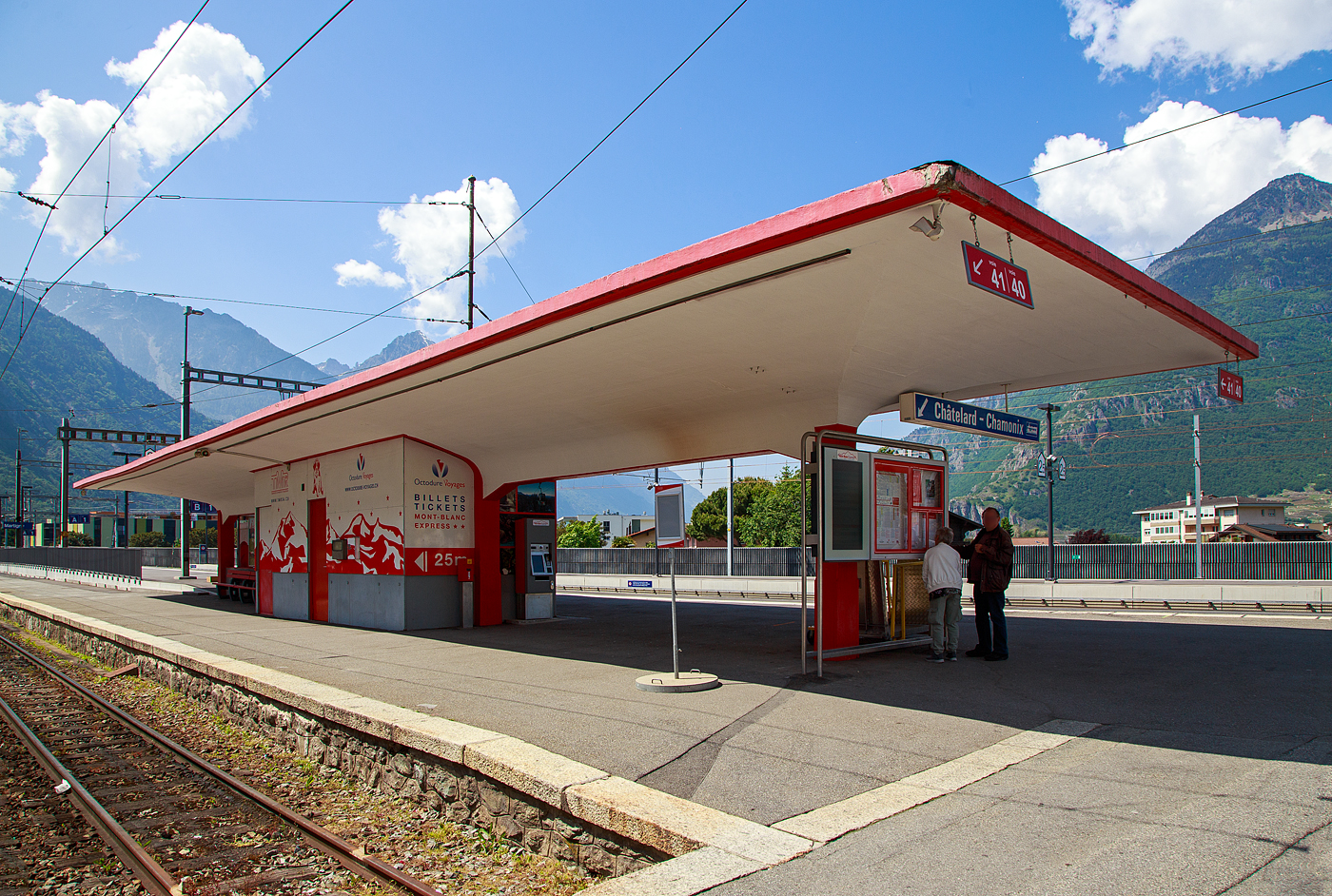 Der schmalspurige Bahnhof Martigny der TMR - Transports de Martigny et R�gions, ex Martigny-Ch�telard-Bahn (MC), f�r den „Mont-Blanc Express“. Von wo man via Ch�telard nach Vallorcine (F) fahren kann. Von Vallorcine kann man dann mit der SNCF (auch schmalspurig) die weiterf�hrende Bahnstrecke via Chamonix-Mont-Blanc nach Saint-Gervais weiterfahren.