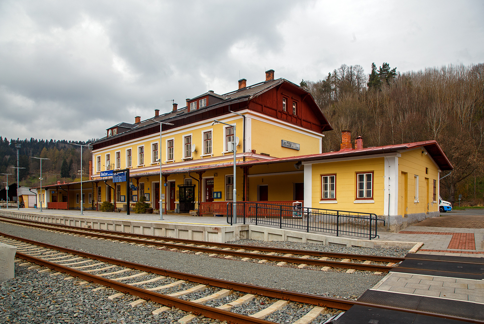 Der schöne Bahnhof Bečov nad Teplou (Petschau) der Bahnstrecke Mariánské Lázně–Karlovy Vary (Marienbad–Karlsbad) – SŽDC 149 und Anfangs- bzw. Endpunkt der Bahnstrecken Blatno u Jesenice – Bečov nad Teplou (SŽDC 161), sowie Bečov nad Teplou - Krásný Jez–Nové Sedlo u Lokte (SŽDC 144). Hier am 20.04.2023.

Bečov nad Teplou (Petschau) ist eine Stadt in der Region Karlsbad. Die Stadt liegt in westlichen Böhmen im Tal der Tepl im Naturschutzgebiet Slavkovský les (Kaiserwald). Im Norden liegen Krásný Jez (Schönwehr) und Vodna (Wasserhäuseln). Mit ihrer auf einem Felssporn oberhalb der Tepl liegenden Burg Bečov gehört Bečov zu den malerischsten Orten der Region zwischen Karlsbad und Marienbad.

Die Burg Bečov/Petschau wurde vermutlich in der ersten Hälfte des 14. Jahrhunderts errichtet und erstmals 1349 urkundlich erwähnt. Damals war sie im Besitz des Boresch IV. von Ossegg und Riesenburg. Sie diente vermutlich als Zollstelle an der Kreuzung der Straßen von Elbogen nach Pilsen und von Tepl nach Schlackenwert. Zusammen mit der darunter entstehenden Siedlung bildete sie ein Herrschaftszentrum. 1354 erteilte Kaiser Karl IV. den Brüdern Boresch und Slavko von Riesenburg die Genehmigung, Gold, Silber und Zinn im angrenzenden Kaiserwald abzubauen. 

Im November 1898 erhielt Petschau Eisenbahnanschluss (Strecke nach Rakonitz), im Dezember folgte die Bahnverbindung nach Karlsbad.

Nach der Errichtung der Tschechoslowakei 1918 erhielt Petschau die amtliche Ortsbezeichnung Bečov. Am 1. Dezember 1930 hatte es 2384 Einwohner (davon 168 Tschechen). Infolge des Münchner Abkommens musste es 1938 an das Deutsche Reich abgetreten werden. 1939 lebten in Petschau 2158 Menschen. Bis zum Ende des Zweiten Weltkrieges war das Dorf Teil des deutschen Landkreises Tepl. Nach dem Zweiten Weltkrieg kam Petschau/Bečov an die Tschechoslowakei zurück. Die deutschsprachige Bevölkerung wurde zu einem Großteil vertrieben. Ihr Vermögen wurde durch das Beneš-Dekret 108 konfisziert, das Vermögen der evangelischen Kirche durch das Beneš-Dekret 131 liquidiert, die katholischen Kirchen in der Tschechoslowakei wurden enteignet. Auch der Schlossbesitzer Beaufort-Spont wurde enteignet. Da die Besiedlung mit Neubürgern nur in geringem Umfang erfolgte, waren zahlreiche Häuser dem Verfall preisgegeben.
