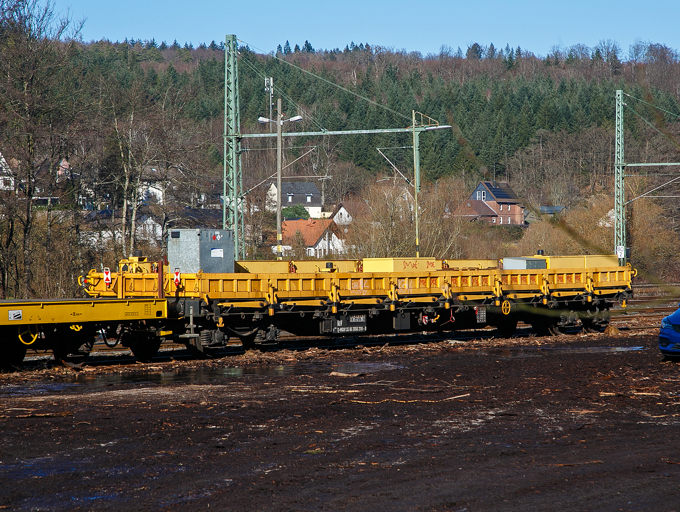 Der Schutzwagen 33 80 3998 218-0 D-HGUI (ex 33 52 3997 044-5 BG-?), der Gattung Res 072-,1, der Hering Bahnbau GmbH (Burbach) steht am 08.02.2023 beim Kleinbahnhof der WEBA in Scheuerfeld (Sieg). Der Kranschutzwagen ist dem 125t - KIROW Gleisbauschienenkran KRC 810 T „Popeye“  D-HGUI 99 80 9419 010-0 zugeordnet.

TECHNISCHE DATEN:
Spurweite: 1.435 mm
Länge über Puffer: 19.900 mm
Drehzapfenabstand: 14.860 mm
Achsabstand im Drehgestell: 1.800 mm
Ladefläche: 50,5 m²
Höchstgeschwindigkeit: beladen 100 km/h / leer 120 km/h
Eigengewicht: 23.300 kg
Maximale Ladegewicht: 55,7t (ab Streckenklasse C)
Kleinster bef. Gleisbogenradius: 75 m
Bremse: KE-GP
Intern. Verwendungsfähigkeit: RIV