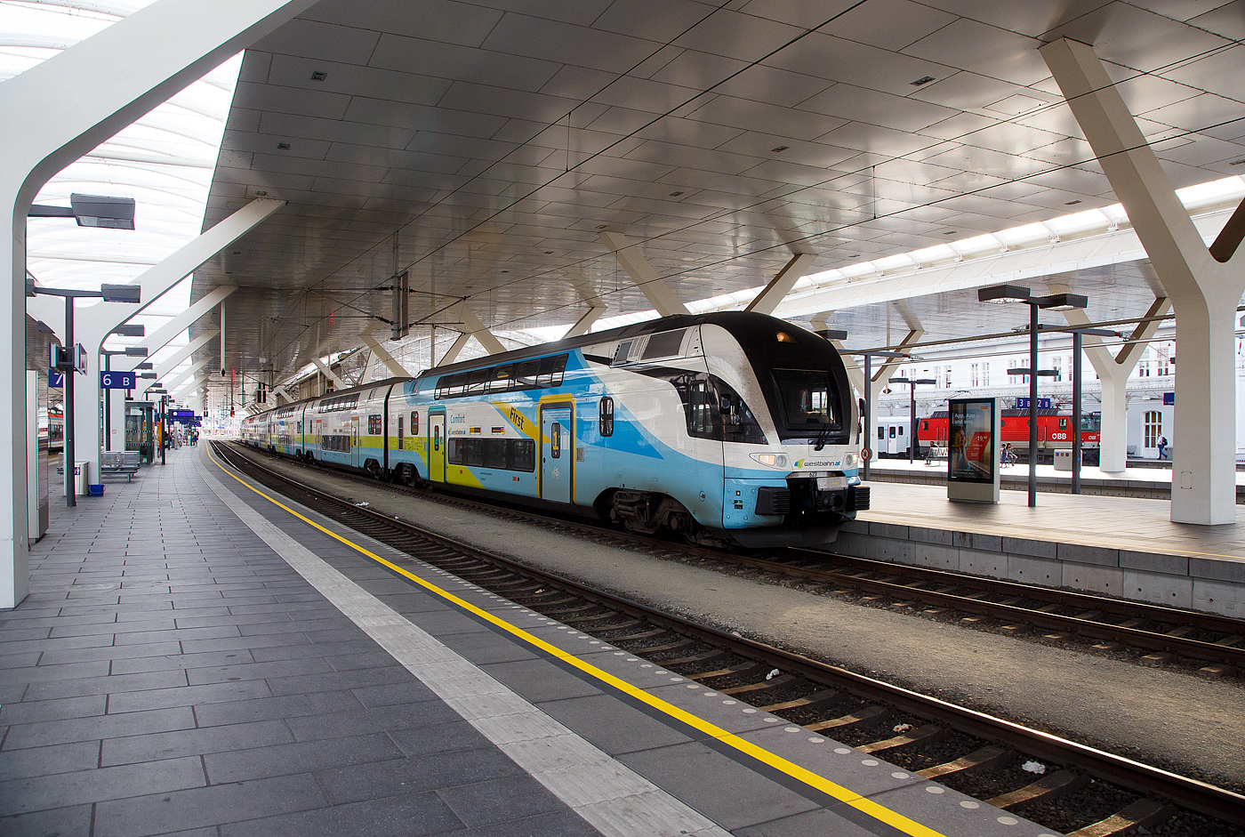 Der sechsteilige elektrische Doppelstocktriebzug Stadler Kiss�  4010 623 / 4010 123 der WESTbahn am 12.09.2022 im Hbf Salzburg.

Die �sterreichische Westbahn nahm am 11. Dezember 2011 sieben sechsteilige Einheiten einer Fernverkehrsvariante (adaptiert f�r 200 km/h, gr��erer Sitzabstand) von Stadler KISS in Betrieb. Dann folgten 2017 noch ein weiterer sechsteiliger (4010 008) und vierteilige (4110 009 – 017) Triebz�ge. Alle diese 17 KISS 1 und 2 Garnituren wurden 2021 an die Deutsche Bahn verkauft, die sie nun als IC 2 einsetzt.

Als Ersatz f�r die 17 Kiss 1 und 2 wurden 15 neue sechsteilige Z�ge (4010 018-032) wiederum bei Stadler Rail bestellt, welche baugleich mit der 2017 gelieferten Garnitur (4010 008) ausgef�hrt wurden und jeweils �ber 526 Sitzpl�tze verf�gen. Alle Rads�tze der Endwagen sind angetrieben, die Mittelwagen sind antriebslos. Alle KISS der WESTbahn sind in der Schweiz eingestellt hier z.B. als 93 85 4010 129-3 CH-WSTBA.

Mit dem Stadler KISS� wurde ein neues Klassensystem bei der WESTbahn eingef�hrt: First - 1. Klasse (Leitfarbe gelb), Comfort - 2+Klasse (Leitfarbe petrol) und Standard - 2. Klasse (Leitfarbe orange) angeboten. In der Comfort-Klasse und in der First ist ein Upgrade zu zahlen, das eine Reservierung beinhaltet. Die Comfort-Klasse steht Inhaberinnen und Inhabern eines Klimatickets ohne Aufpreis zur Verf�gung.

TECHNISCHE DATEN der KISS�:
Anzahl: 15 sechsteilige Triebz�ge
Spurweite: 1.435 mm (Normalspur)
Achsformel: Bo’Bo’+2’2’+2’2’+2’2’+2’2’+Bo’Bo’
L�nge �ber Kupplung: 150.000 mm
Fahrzeugbreite: 2.800 mm
Fahrzeugh�he: 4.595 mm
Achsstand im Drehgestell: 2.500 mm (Trieb- und Laufdrehgestell)
Trieb- und Laufraddurchmesser: 920 mm (neu)
Dauerleistung am Rad: 4.000 kW
Max. Leistung am Rad: 6.000 kW
Anfahrzugskraft (bis 68 km/h): 320 kN
Anfahrbeschleunigung: 0.85 m/s�
H�chstgeschwindigkeit 200 km/h
Sitzpl�tze: 526
Stromsystem: 15 kV AC, 16.7 Hz
Fu�bodenh�he: Niederflur am Einstieg 570 mm, Unterdeck 440 mm, Oberdeck 2.515 mm
Einstiegsbreite: 1.400 mm