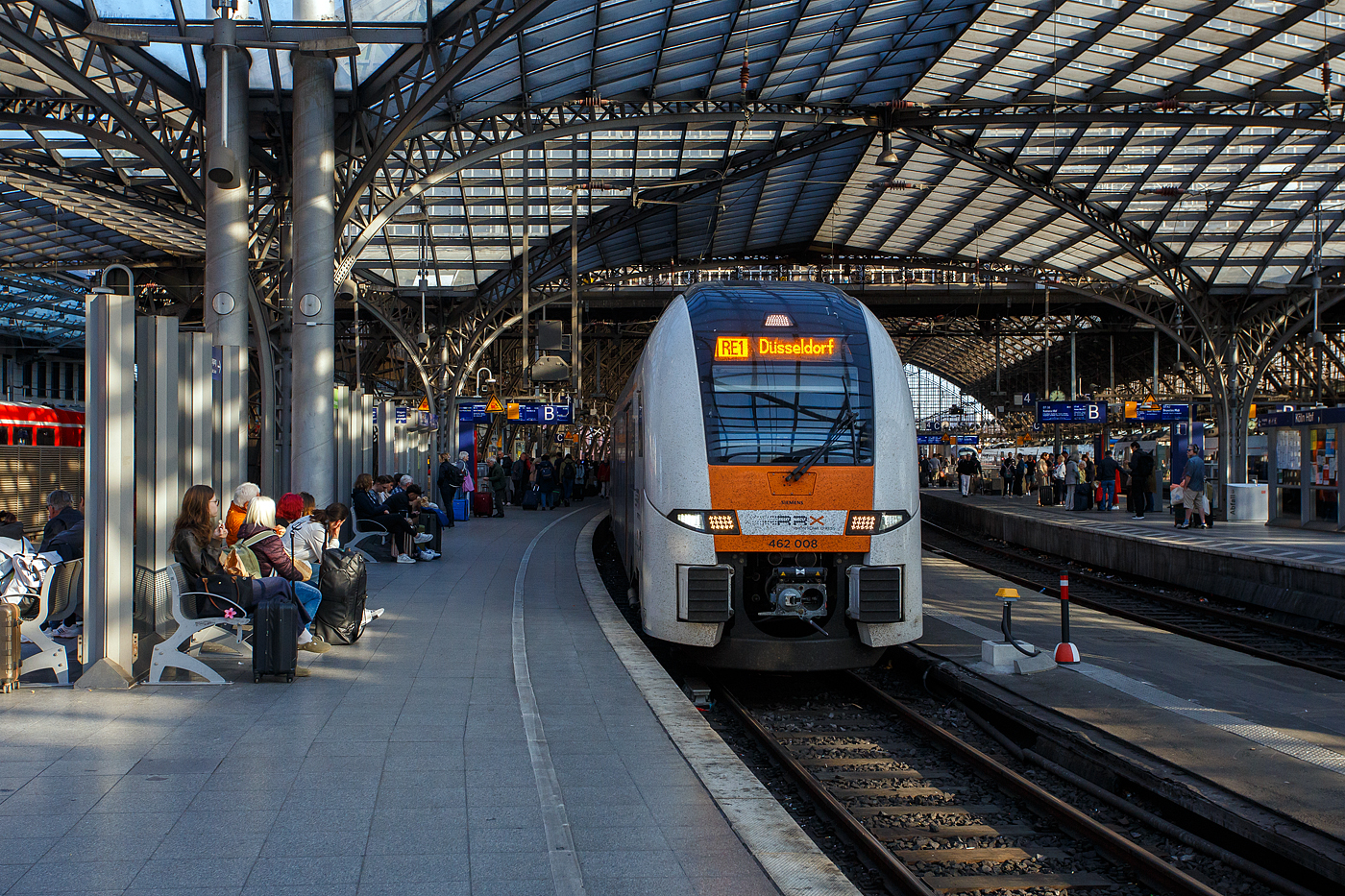 Der Siemens Desiro HC (94 80 0462 008-4 D-SDEHC) des RRX Rhein-Ruhr-Express (betrieben vom der National Express) erreicht am 20 Mai 2025, als RRX RE 1 „NRW-Express“ von Aachen nach Düsseldorf, den Hauptbahnhof Köln und grüßt dabei zudem den Fotografen. Nochmals einen lieben Gruß an den netten Lokführer zurück.

Der SIEMENS Desiro HC (HC englisch für High Capacity, Hohe Kapazität) sind elektrische, ein- und doppelstöckige Triebwagenzüge (DTZ) des Herstellers Siemens Mobility aus der Produktfamilie Siemens Desiro. Dieser Desiro HC wurde 2018 von der Siemens Mobility GmbH im Werk Krefeld (ex DUEWAG) unter der Fabriknummer 99025 gebaut.

Die SIEMENS Desiro HC sind Eigentum von SIEMENS Mobility GmbH (NVR-Nummern 94 80 0462 0xx-x D-SDEHC) und an den RRX vermietet. Siemens ist auch für die Instandhaltung der Fahrzeuge zuständig. Dafür wurde in Dortmund-Eving ein Instandhaltungswerk (Rail Service Center) errichtet.