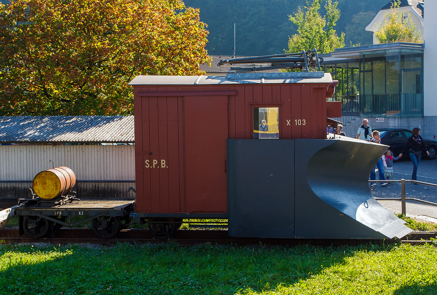 Der SPB - Schneepflug mit Eiskratzer X 103 der Schynige Platte-Bahn (ex WAB X 703) angestellt im Bahnhof Wilderswil am 02.10.2011, dahinter der Drehschemmelwagen SPB X 2. Der Stromabnehmer dient als Eiskratzer,

TECHNISCH DATEN Schneepflug X 103:
Baujahre: 1925
Hersteller : WAB (Wengernalpbahn)
Spurweite: 800 mm
Zahnradsystem: 	Riggenbach-Pauli
Länge über Puffer: 5.450 mm
Achsstand: 2.800 mm
Höhe: 3.650 mm
Eigengewicht: 4,5 t
Zul. Höchstgeschwindigkeit: 11 km/h
Pflug Breite: max. 3.30 m min. 2.50 m
Pflug Höhe ü. Schiene.: 10 cm, max. 1.75 m

TECHNISCH DATEN Drehschemmelwagen  X 2:
Baujahre: 1893
Hersteller : SPB (selbst)
Länge über Puffer: 2,400 mm
Achsstand: 1.350 mm
Breite: 1.170 mm
Eigengewicht: 1,2 t
Max. Ladegewicht: 3,0 t
Zul. Höchstgeschwindigkeit: 12km/h

Die Schynige Platte-Bahn (SPB) ist eine elektrische Zahnradbahn im Berner Oberland mit einer Spurweite von 800 mm und dem Zahnstangensystem Riggenbach-Pauli. Sie führt auf einer 7,26 Kilometer langen Strecke von Wilderswil bei Interlaken auf die Schynige Platte.
