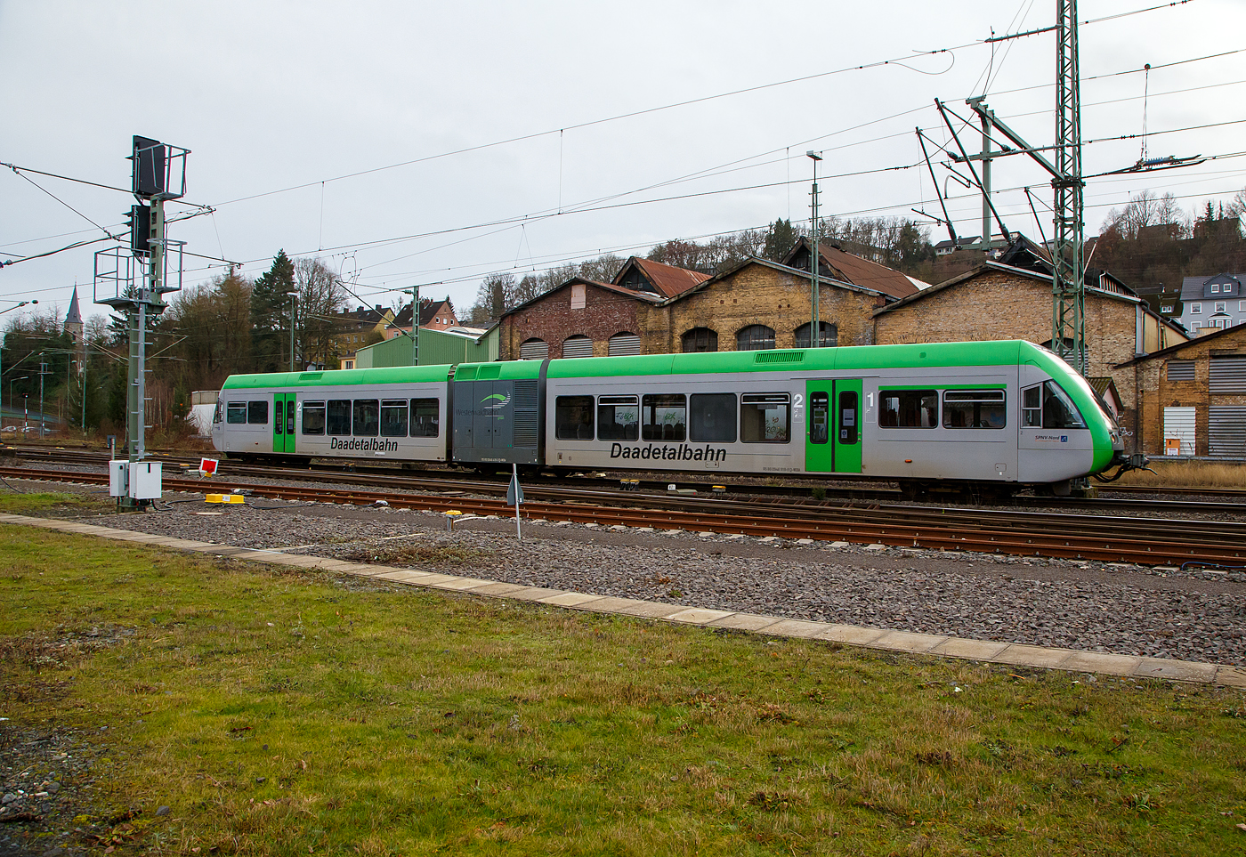 Der Stadler GTW 2/6 - VT 525 118 (95 80 0946 418-0 D-WEBA / 95 80 0646 418-3 D-WEBA / 95 80 0946 918-9 D-WEBA) der Westerwaldbahn des Kreises Altenkirchen GmbH (WEBA)  Daadetalbahn , ex VT 118 der Hellertalbahn, kommt am 11.01.2023, auf Betriebsfahrt vom Betriebshof der WEBA aus Steinebach-Bindweide, in Betzdorf (Sieg) an.

Es ist ein alter Bekannter...
Dieser Triebwagen wurde 1999 bei der DWA in Bautzen (Deutsche Waggonbau AG, heute Bombardier Transportation) unter der Fabriknummer 525/003 für die Hessische Landesbahn (HLB) gebaut und war wie zwei Weitere (VT 116 und 117) an die HellertalBahn GmbH vermietet. Zum Fahrplanwechsel am 13. Dezember 2015 wurde der Nahverkehrsbetrieb an die Hessische Landesbahn übergeben, die die Ausschreibung des Eifel-Westerwald-Sieg-Netzes gewonnen hatte. Zwei der Triebwagen wurde dann an die WEBA verkauft.