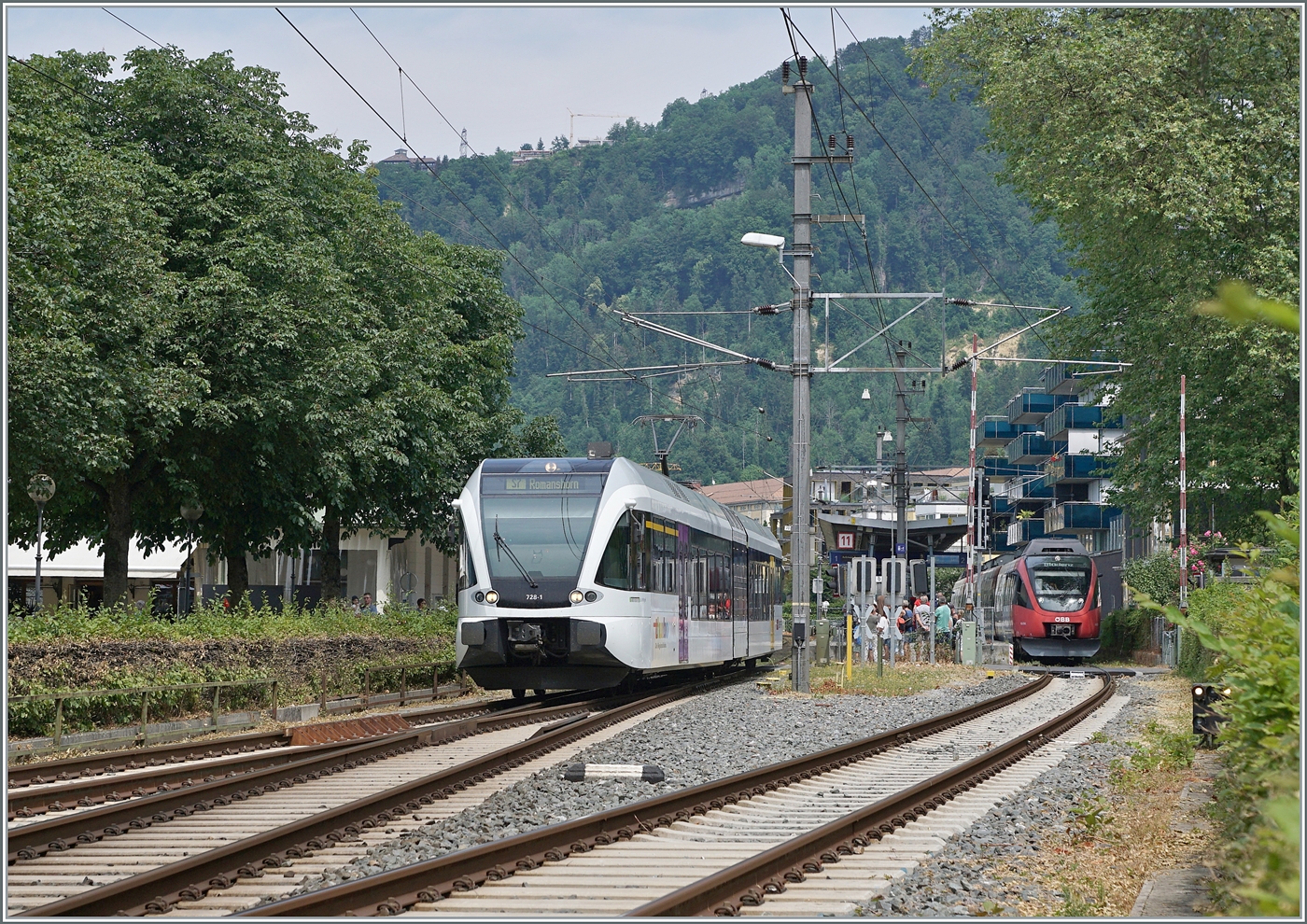 Der Thurbo GTW RABe 526 728-1  Läufelfingerli  ist als S7 auf der Fahrt von Lindau Reutin nach Romanshorn und erreicht den Bahnhof von Bregenz. Im Hintergrund ist ein ÖBB 4024 zu erkennen, der im Bahnhof von Bregenz Hafen auf die Abfahrt wartet, wobei  Bregenz Hafen  eigentlich  nur  ein Bahnhofsteil von Bregenz ist.

18. Juni 2023