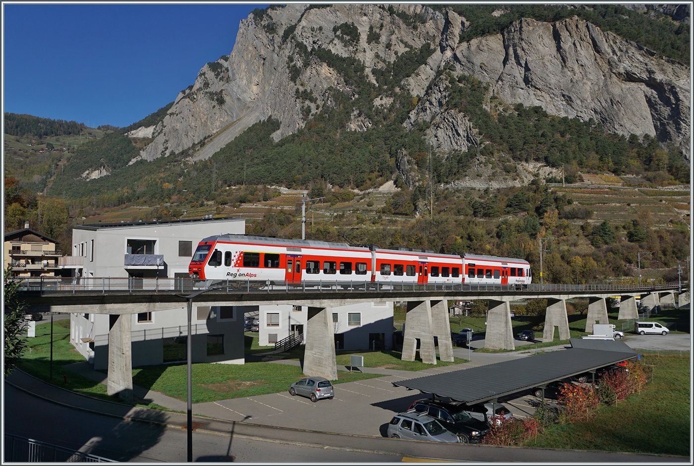 Der TMR RegionAlpes RABe 525 041 erreicht von Le Chable kommend Sembrancher. Der Zug wird nach einem kurzen Halt nach Martigny weiter fahren.

30. Oktober 2024