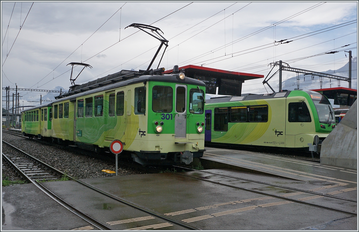 Der TPC A-L BDeh 4/4 301 steht in Aigle und wartet auf die Abfahrt nach Leysin. 

21. Juli 2024