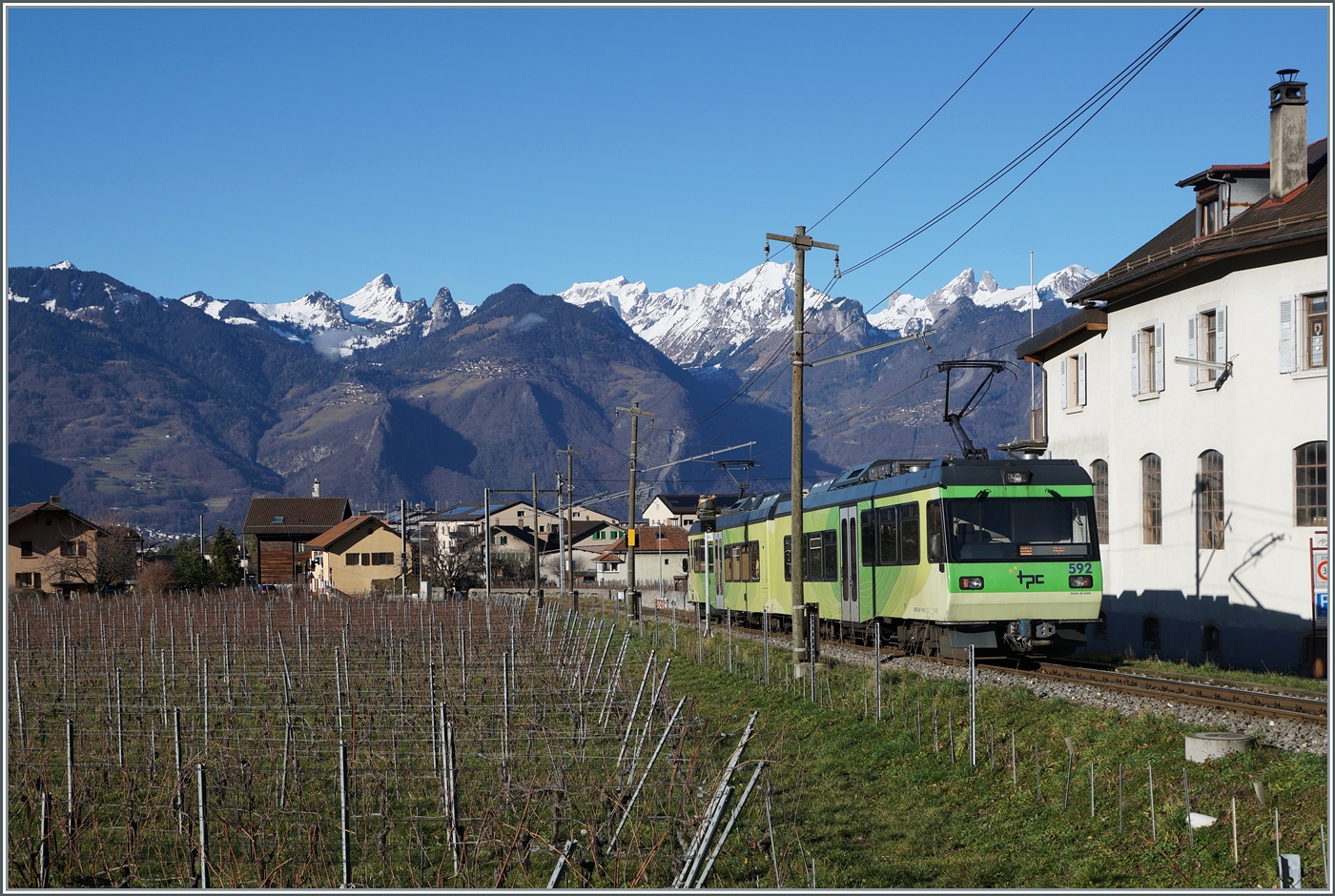 Der TPC AOMC/ASD Beh 4/8 592 hat den Halt Aigle Château (vormals Aigle Dépôt) verlassen und macht sich nun als R71 auf den nunmehr verbleibenden kurzen Weg nach Aigle (Bahnhof). Der Zug ist als Regionalzug R71 427 von Les Diablerets nach Aigle unterwegs.

27. Januar 2024