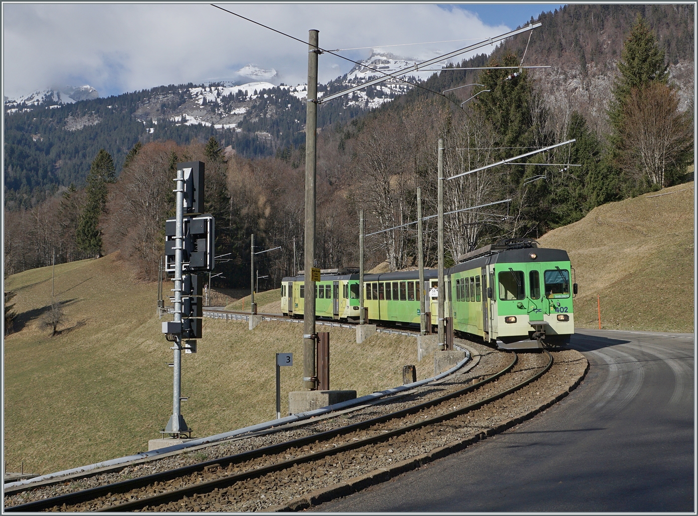 Der TPC BDe 4/4 402 mit Bt (ex BLT) und dem BDe 4/4 403 ist auf dem Weg von Aigle nach Les Diablerets und hat Le Sépey verlassen um nun (erneut) in Les Planches anzukommen. 

17. Feb. 2024
