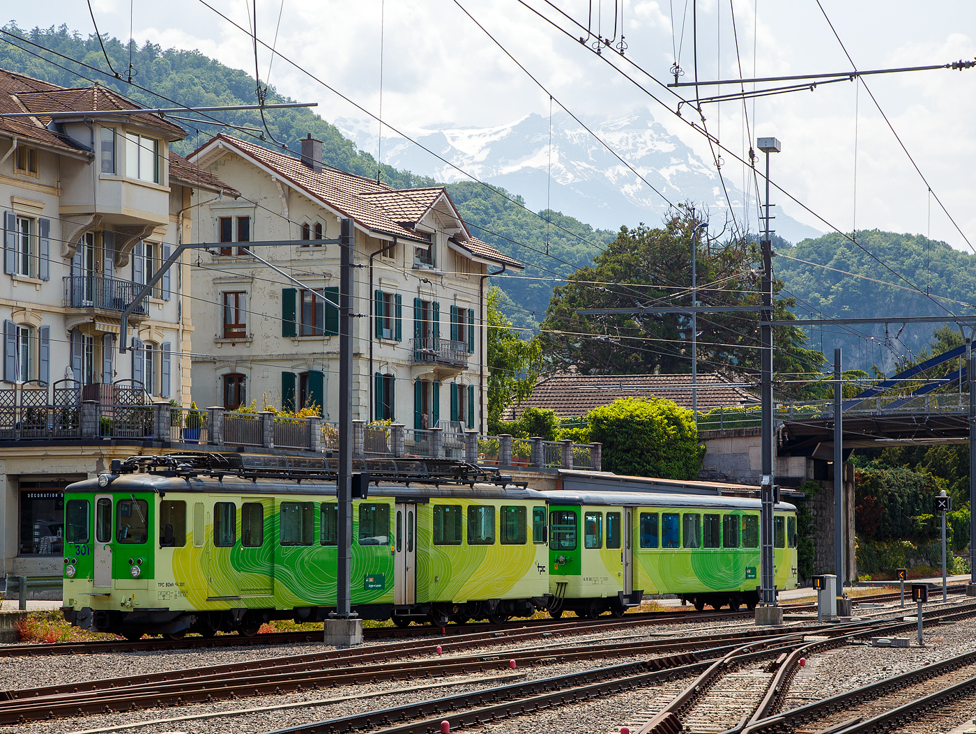 Der TPC Triebwagen AL BDeh 4/4 301 „Aigle“ ist mit dem Steuerwagen AL Bt 351am 28.05.2023 beim Bahnhof Aigle (Waadt) abgestellt. 

Die Triebwagen und Steuerwagen BDeh 4/4 301–302 und Bt 351–352 wurden 1966 von SIG/SAAS gebaut. 

TECHNISCHE DATEN:
Spurweite: 1.000 mm
Fahrleitungsspannung: 1.500 V =

Triebwagen: BDeh 4/4 301-302
Zahnstangensystem: Abt
Achsfolge: Bo'zz Bo'zz
Länge über Puffer: 16.100 mm
Drehzapfenanstand: 9.540 mm
Achsabstand im Drehgestell: 2.460 mm
Leistung: 596 kW (808 PS)
Treibraddurchmesser: 840 mm (neu)
Zahnrad-Teilkreisdurchmesser: 650
Höchstgeschwindigkeit: 40 km/h
Übersetzung: 1:12,2
Gewicht: 33.0 t
Sitzplätze: 48
Max. Ladegewicht: 1,5 t

Steuerwagen Bt 351–352
Anzahl der Achsen: 4
Gewicht: 11.0 t
Sitzplätze: 48