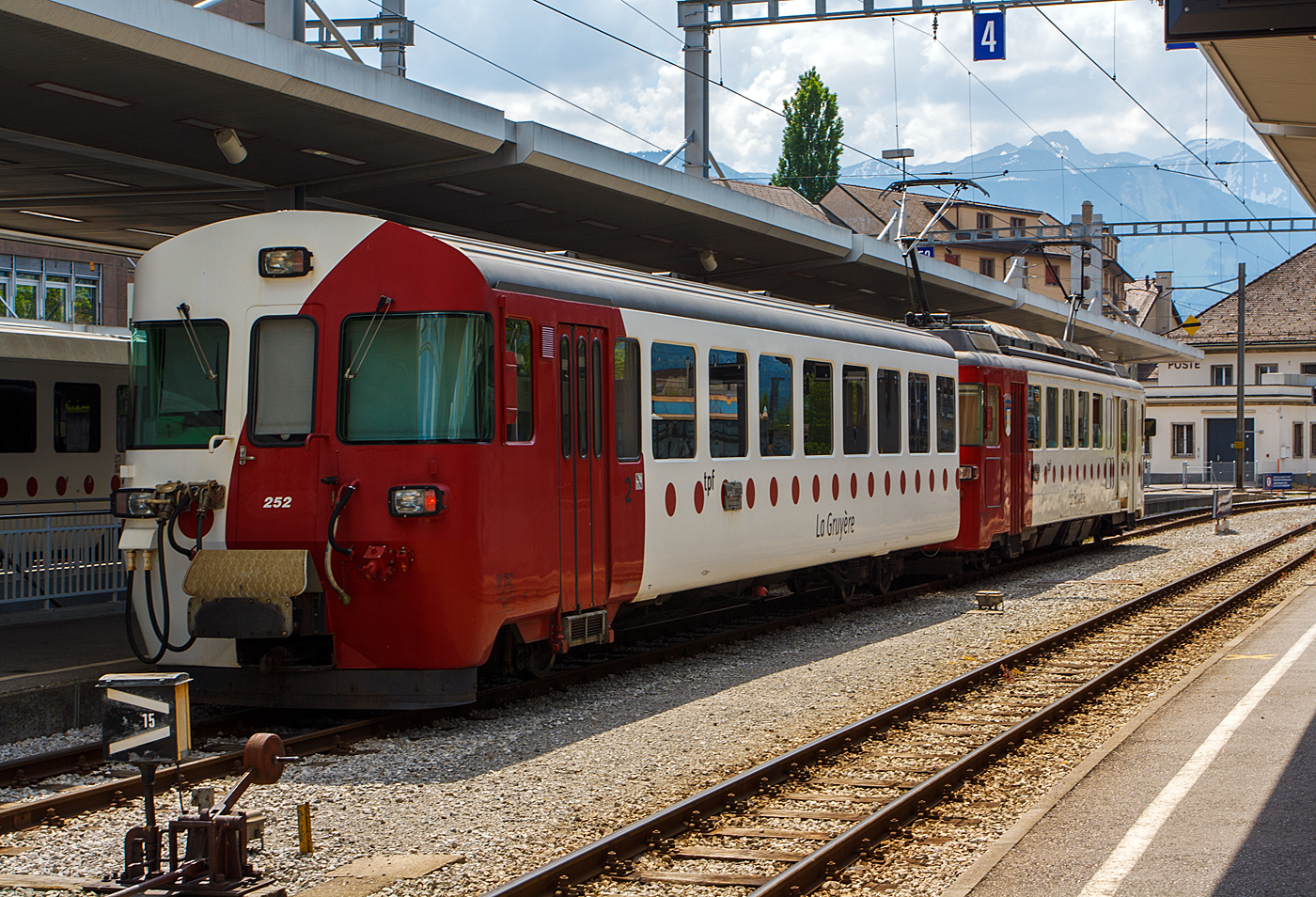 Der tpf - La Gruyère Meterspurtriebwagen BDe 4/4 – 142 „Semsales“ mit dem Steuerwagen Bt 252 stehen am 28.05.2012 im Bahnhof Bulle zur Abfahrt nach Broc bereit.

Die BDe 4/4 Nummer 141 und 142 sind elektrische Meterspur-Triebwagen. Sie wurden 1972 von der Chemins de fer fribourgeois Gruyère–Fribourg–Morat (GFM) beschafft. Hergestellt wurden sie von Schindler Waggon (mechanischer Teil) und SAAS - Société Anonyme des Ateliers de Sécheron (elektrischer Teil).

Geschichte:
Für den Bau der Autobahn N 12 wurden von der GFM Kiestransporte durchgeführt. Dazu beschafft die GFM diese beiden Triebwagen und zehn Selbstentladewagen. Diese wurden als Pendelzüge, bestehend aus je einem Triebwagen und vier Selbstentladewagen eingesetzt, wobei jeweils ein Wagen als Steuerwagen ausgerüstet war. So konnten zeitaufwendige Rangierfahrten gespart werden. Für diese Transporte wurden die Triebwagen zuerst ohne Inneneinrichtung, ohne Abteilsenkfenster und mit grüner Lackierung geliefert. Stattdessen wurden 11 Tonnen Ballast in Form von Sandsäcken geladen, wodurch sich das Dienstgewicht auf 46 Tonnen erhöhte.

Mit dem Abschluss der Kiestransporte im Jahr 1980 wurden die Triebwagen in silber/orange neu lackiert und erhielten ihre Innenausstattung. Sie wurden daraufhin im normalen Personen- und Güterverkehrs eingesetzt. Als die GFM im Jahr 1985 vom Rollschemel- auf Rollbockverkehr umstellte, konnten die Güterwagen nur mit einem zusätzlichen Kompressorwagen für die Druckluftbremse befördert werden, da die Triebwagen nur über eine Vakuumbremse verfügen.

Durch die Fusion der GFM mit der Transport en commun de Fribourg (TF) im Jahr 2000 kamen die Triebwagen zu den Freiburgischen Verkehrsbetrieben (TPF).

Mit der Lieferung der neuen Triebwagen ABe 2/4 und Be 2/4 wurden die beiden Triebwagen im Jahr 2017 abgestellt. Der Triebwagen 141 gelangte daraufhin zur GFM Historique und dieser Triebwagen 142 wurde abgebrochen (verschrottet).

Technik:
Der Wagenkasten ist eine geschweißte, selbsttragende Leichtbau-Stahlkonstruktion. Der Innenraum ist durch Querwände geteilt, sodass ein Raucherabteil mit 24 Sitzen, ein Nichtraucherabteil mit 16 Sitzen und ein Gepäckabteil entstehen. Das Gepäckabteil ist mit Schiebetoren ausgestattet. Die Einstiegstüren sind als pneumatisch betätigte Falttüren mit Klapptritt ausgeführt.

Der Drehgestellrahmen besteht aus einem geschweißten Stahlhohlträger mit Längs-, Quer- und Kopfträgern. Die Fahrmotoren sind in Längsrichtung angeordnet und treiben über eine Kardanwelle und Hypoidegetriebe die Achsen an. Die Primär- und Sekundärfederung besteht aus Schraubenfedern, wobei die Sekundärfederung mit zusätzlichen Gummifedern ausgerüstet ist. Die Kraftübertragung zwischen Drehgestell und Kasten erfolgt mittels eines Lenkersystems.

Aufgrund der Größe der Vakuumbremsanlage ist diese nicht im Drehgestell angeordnet, sondern zwischen den Drehgestellen unterhalb des Wagenbodens. Dort ist auch ein Teil der elektrischen Ausrüstung untergebracht.

Auf dem Dach sind die zwei Einholm-Stromabnehmer, die Fahr- und Bremswiderstände und Ventilatoren zur Kühlung der Fahrmotoren angeordnet.

TECHNISCH DATEN Triebwagen (BDe 4/4 141 und 142):
Hersteller: Schindler Waggon (mechanisch), SAAS (elektrisch) 
Anzahl: 2
Baujahr: 1972, geliefert ohne Inneneinrichtung und mit abgedeckten Abteilfenstern, mit 11 Tonnen Sandsäcke als Ballast für die Kieszüge.
Umbau 1981 entfernen der Ballast-Säcke und Einbau der Innenausstattung und Neulackierung in silber/orange.
Ausmusterung: 2017
Spurweite: 1.000 mm (Meterspur)
Achsfolge: Bo‘ Bo
Länge über Kupplung: 17.900 mm
Höhe: 3.300 mm
Breite: 3.046 mm
Drehzapfenabstand: 11.300 mm
Achsstand im Drehgestell : 2.500 mm
Treibraddurchmesser: 	850 mm
Eigengewicht: 36,5 t
Höchstgeschwindigkeit: 70 km/h
Stundenleistung: 672 kW
Stromsystem: 900 V DC
Stromübertragung: Oberleitung
Anzahl der Fahrmotoren: 4
Getriebe: Hypoidantrieb (Abwandlung eines Kegelradgetriebes)
Untersetzung: 1:6,57
Bremse: Federspeicher-, elektrische Widerstands- und Vakuumbremse
Kupplungstyp: Handgekuppelte Mittelpufferkupplungen
Maximale Zuladung (Gepäckabteil): 2,0 t
Sitzplätze: 	40 (in der 2. Klasse ohne Klappsitze)
Stehplätze: 56
Fußbodenhöhe: 	1.020 mm

TECHNISCH DATEN Steuerwagen Bt 252:
Anzahl der Achsen: 4 (in 2 Drehgestellen)
Länge über Kupplung: 16.810 mm
Drehzapfenabstand: 11.350 mm
Eigengewicht: 17,5 t
Sitzplätze: 	62 (in der 2. Klasse ohne Klappsitze)
