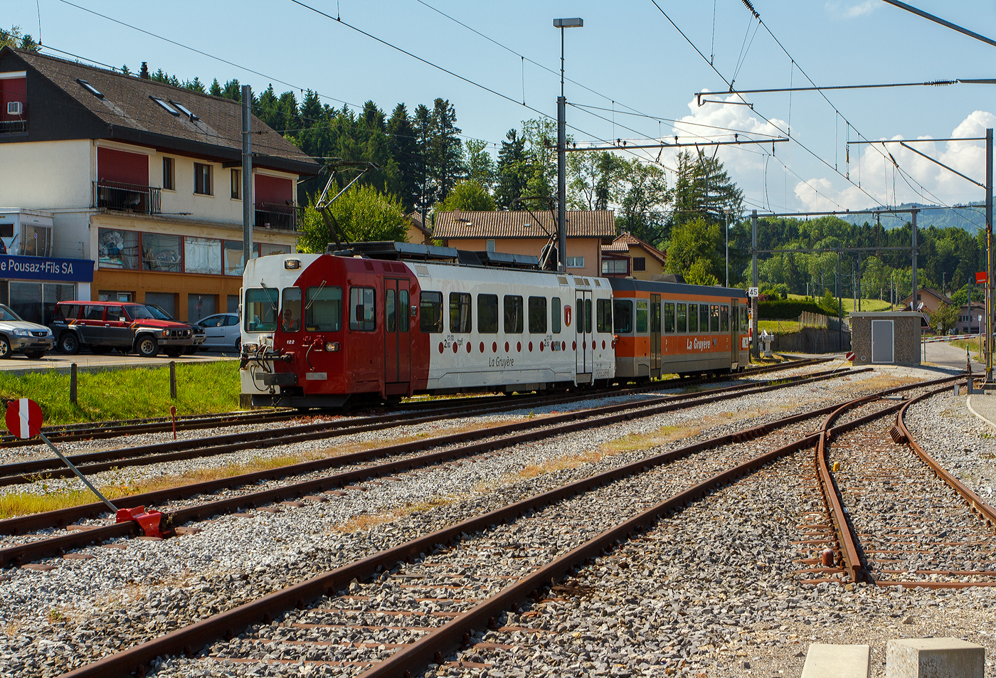Der tpf - La Gruy�re Be 4/4 122 „La Tour-de-Tr�me“  (ex BDe 4/4) ein ACMV Westschweizer Meterspurtriebwagen gekuppelt mit dem Steuerwagen tpf Bt 224 (noch im GFM orange/wei�) erreicht am 28.05.2012 den Bahnhof Pal�zieux, hier ist Endstation der meterspurigen Gleise, der Strecke Pal�zieux - Bulle – Montbovon (117 und 118). Auf der anderen Seite des Bahnhofes ist der Anschluss an die SBB normalspurige Strecke Lausanne - Freiburg (250).

Die Westschweizer Meterspurtriebwagen sind elektrische Triebwagen und Triebz�ge, die 1985 bis 1992 von den Ateliers de constructions m�caniques de Vevey ACMV und 1996 von Vevey Technologies an sechs Westschweizer Privatbahnen f�r verschiedene Stromsysteme und zum Teil mit gemischtem Adh�sions- und Zahnradantrieb geliefert wurden. Die Chemins de fer fribourgeois Gruy�re–Fribourg–Morat (GFM), nach Fusion mit der Transport en commun de Fribourg (TF) seit 2000 tpf - Freiburgischen Verkehrsbetrieben, beschaffte 4 Triebwagen BDe 4/4 121 – 124 (1992 und 1996 jeweils 2), 2010–2012 wurde das Gep�ckabteil entfernt und die Wagen erhielten einen neuen Anstrich und die Bezeichnung Be 4/4. Zudem wurden sechs Steuerwagen Bt 221–226 beschafft (1992 und 1996 jeweils 3).

Fahrzeugkonstruktion
Die Fahrzeugfamilie ist modular aufgebaut und lie� sich bez�glich ihrer Gr��e und Ausstattung an die Erfordernisse der jeweiligen Bahngesellschaft anpassen. Die Triebwagen wurden elf Jahre produziert und w�hrend dieser Zeit der technischen Entwicklung angepasst.

Die Fahrzeuge sind in leichter Stahlbauart konstruiert und 2,65 Meter breit. Die Sch�rzen, der Unterteil des Kastens, wurden aus Aluminium-Stangpressprofilen hergestellt, die nach einer Kollision mit Kraftfahrzeugen ausgewechselt werden k�nnen. An den Stirnw�nden wurden bei weniger beanspruchten Elementen Formteile aus glasfaserverst�rktem Kunststoff verwendet. Die Wagenk�sten der Triebwagen sind f�r die Aufnahme der elektrischen Ausr�stung verst�rkt und mit Befestigungspunkten versehen. F�r die Laufdrehgestelle wurde eine Bauart �bernommen, die schon bei Steuerwagen der BAM und YSteC verwendet wurde. Die Triebdrehgestelle verf�gen �ber einen Rolldrehkranz und zwei l�ngs angeordnete Fahrmotoren, die je eine Achse �ber Kardanwellen antreiben.

Neben einer Rekuperations- und einer Widerstandsbremse sind die Triebwagen mit einer selbstt�tigen Druckluftbremse ausger�stet. Weil deren Hauptleitung durch die Elektronik gesteuert wird, kann der Zug einh�ndig mit dem Fahrschalter bedient werden. Die Fahrzeuge verf�gen �ber eine Befehlsgebersteuerung mit den Stufen „−“, „●“, „M“, „+“ „++“, die zum Verkleinern, Festhalten und Vergr�ssern des Fahrmotorstroms dienen. Damit werden die maximalen Beschleunigungs- und Verz�gerungswerte vorgegeben.

Die elektrische Ausr�stung meist Choppersteuerung und automatischer Feldschw�chung wurde von Brown, Boveri & Cie. (BBC) entwickelt und geliefert. Die ex GMF Triebwagen haben jedoch eine elektrische Ausr�stung mit Umrichtern. Bis zu drei Triebwagen k�nnen in Vielfachsteuerung verkehren.

Die 1992 an die Chemins de fer fribourgeois Gruy�re–Fribourg–Morat (GFM) gelieferten BDe 4/4 hatten zus�tzliche Anforderungen zu erf�llen, da sie im Rollbock-Verkehr eingesetzt wurden. Um die Adh�sion bestm�glich auszunutzen, erhielten sie einen von den ABe 4/4III der Rh�tischen Bahn (RhB) abgeleiteten Drehstromantrieb mit Umrichtern. Die Stirnw�nde sind zus�tzlich zum Mittelpuffer mit einer Schraubenkupplung (Zp1) mit Seitenpuffern und einer UIC-Schraubenkupplung ausgestattet und das Untergestell wurde verst�rkt. Weil damit das notwendige Adh�sionsgewicht noch nicht erreicht war, wurde das Untergestell mit kr�ftigeren Blechen gebaut. Die Triebwagen und die drei zugeh�rigen Steuerwagen erhielten Druckluftbremsen. Da die Schmalspurwagen der Freiburger Bahnen mit Vakuum gebremst werden, war zus�tzlich der Einbau einer Vakuumpumpe und der zugeh�rigen Leitungen notwendig. Au�erdem erhielten die Triebwagen eine direkt wirkende Rangierbremse. Mit dem Drehstromantrieb kam auch eine Elektronik neuester Generation zum Einsatz. Dadurch wurden auf dem F�hrertisch viele gro�e Schalter durch kleine Taster abgel�st. Der F�hrerstand wurde komplett neu gestaltet und befindet sich wie bei den anderen Triebfahrzeugen der GFM auf der rechten Seite. Die BDe 4/4 erhielten Gep�cktore, die einen direkten Zugang auf den Wagenboden erlauben. In den Steuerwagen steht den Reisenden eine Toilette zur Verf�gung.

1996 erhielten die GFM von Vevey Technologies, der Nachfolgerin der ACMV, zwei weitere Be 4/4, um die aus dem Jahr 1943 stammenden Be 4/4 131 und 132 zu ersetzen.  2012 bis 2016 entfernten die Freiburgischen Verkehrsbetriebe (TPF), zu denen die GFM seit dem Jahr 2000 geh�ren, das Gep�ckabteil und die Triebwagen erhielten die Bezeichnung Be 4/4.

TECHNISCHE DATEN TPF Be 4/4 121 - 124 (ex BDe 4/4):
Hersteller: Vevey (ACMV) /BBC (Be + Bt) / SIG (B)
Spurweite: 	1.000 mm
Achsfolge: 	Bo' Bo'
L�nge �ber Puffer: 17.600 mm
H�chstgeschwindigkeit: 90 km/h
Gewicht: 36.0 t
Drehstrom-Motoren: 4 St�ck ABB 4EBA3536B 
Maximale Leistung: 640 kW
Fahrleitungsspannung: 900 V =
Kupplungstyp: Zp1 (Mittelpuffer mit einer Schraubenkupplung)
